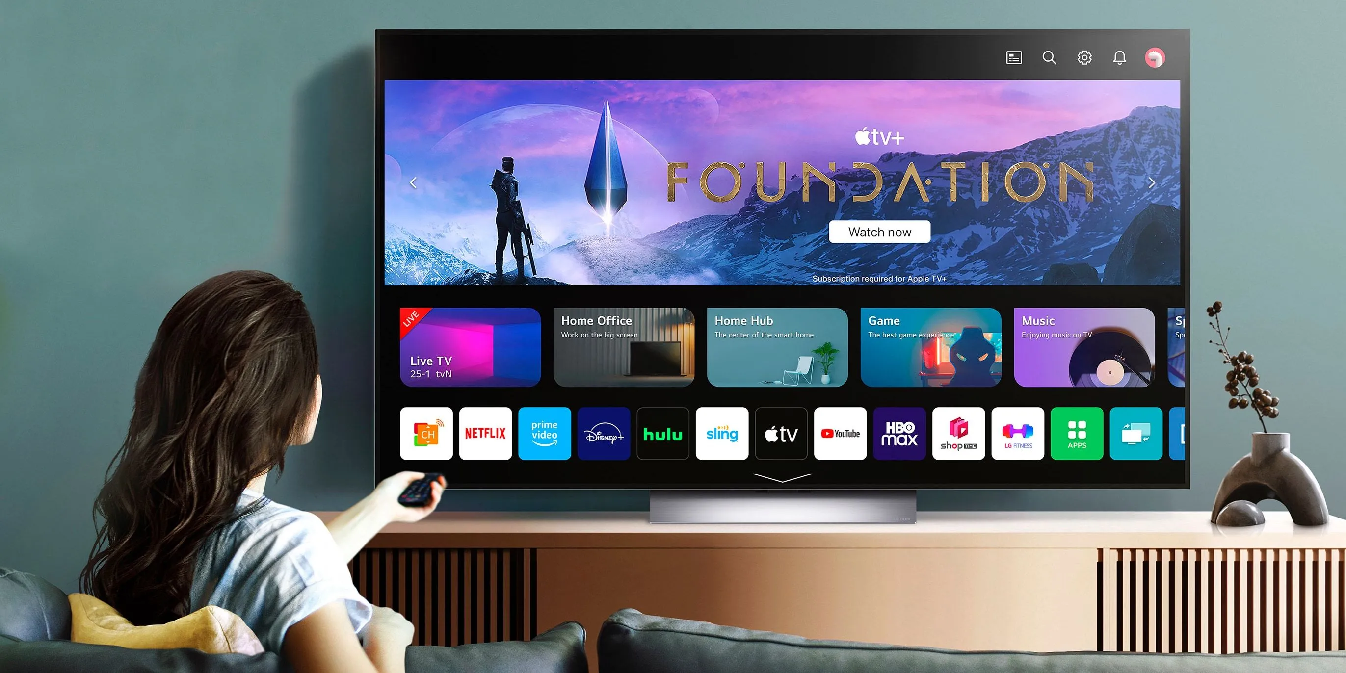 Người phụ nữ thoải mái xem phim trên TV LG OLED, thể hiện trải nghiệm hình ảnh sắc nét của công nghệ OLED.