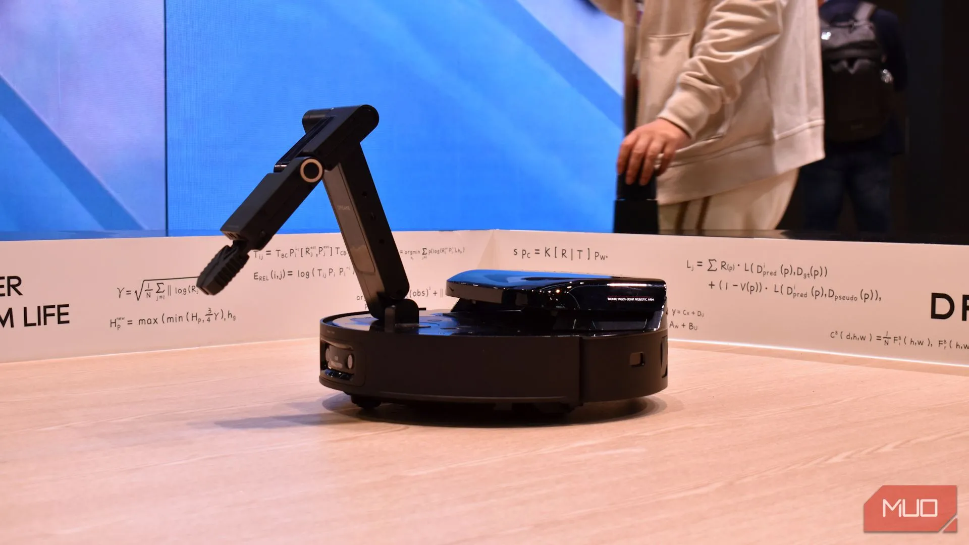 Nguyên mẫu robot hút bụi Dreame với cánh tay gắp đa năng được trưng bày tại CES 2025.
