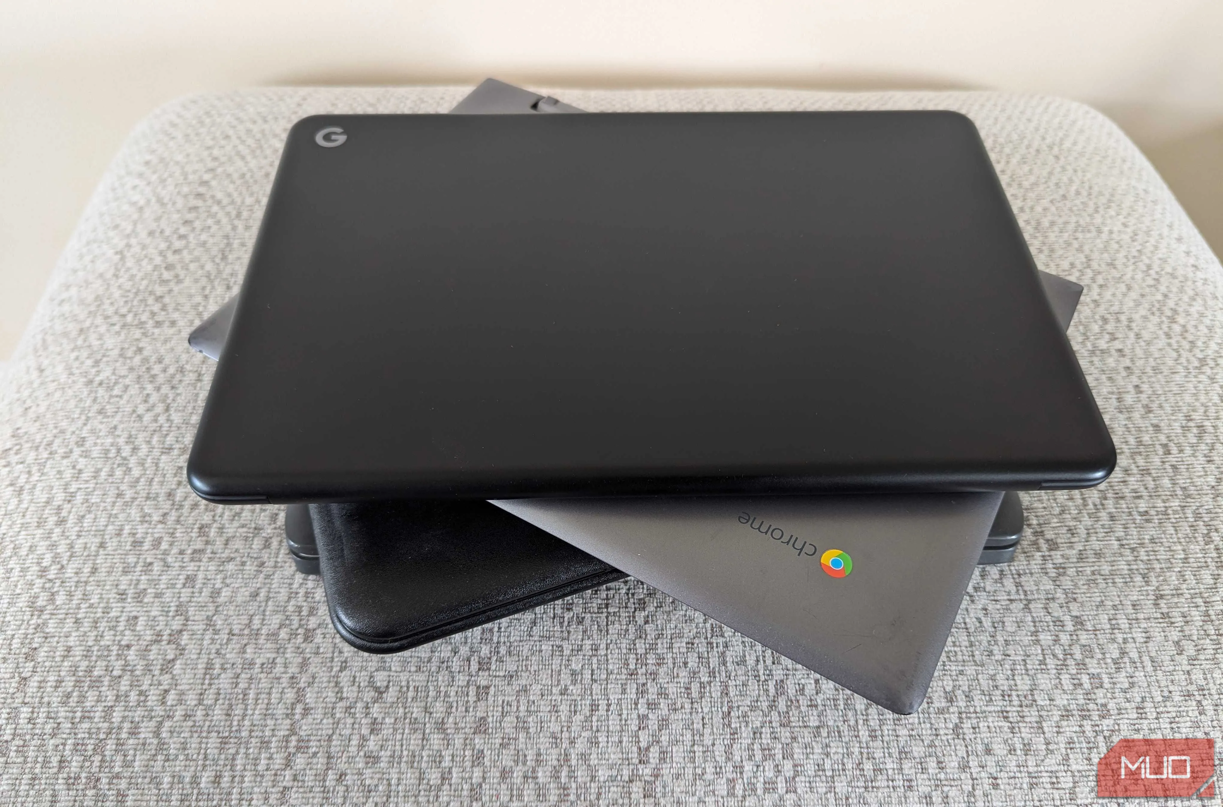 Nhiều chiếc Chromebook được xếp chồng lên nhau thể hiện tính nhỏ gọn và di động