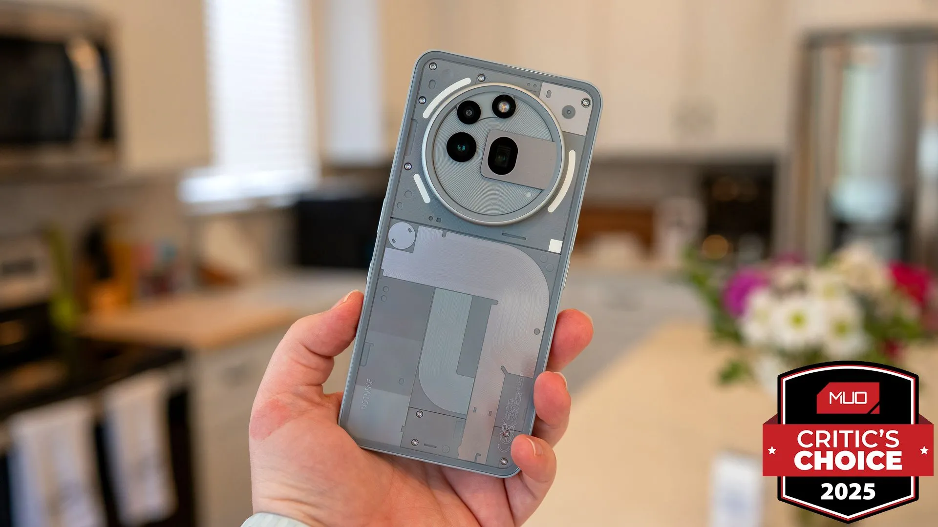 Nothing Phone (3a) Pro với thiết kế đặc trưng của Nothing, cầm trên tay tại MWC 2025.