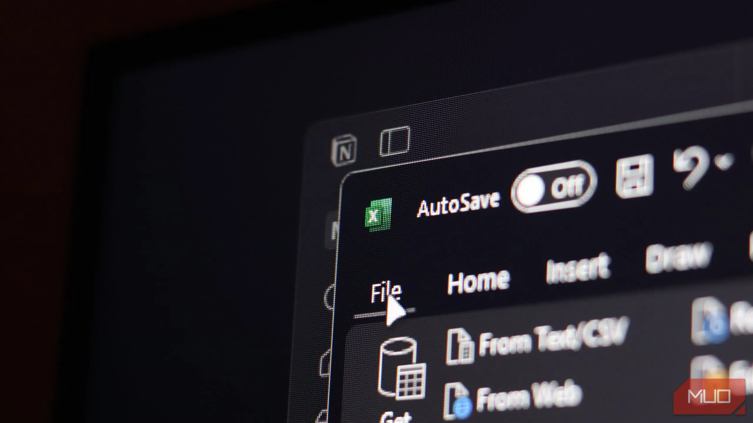 Notion và Excel cùng hoạt động trên Windows 11, thể hiện sự cần thiết của cả hai ứng dụng trong quy trình làm việc.