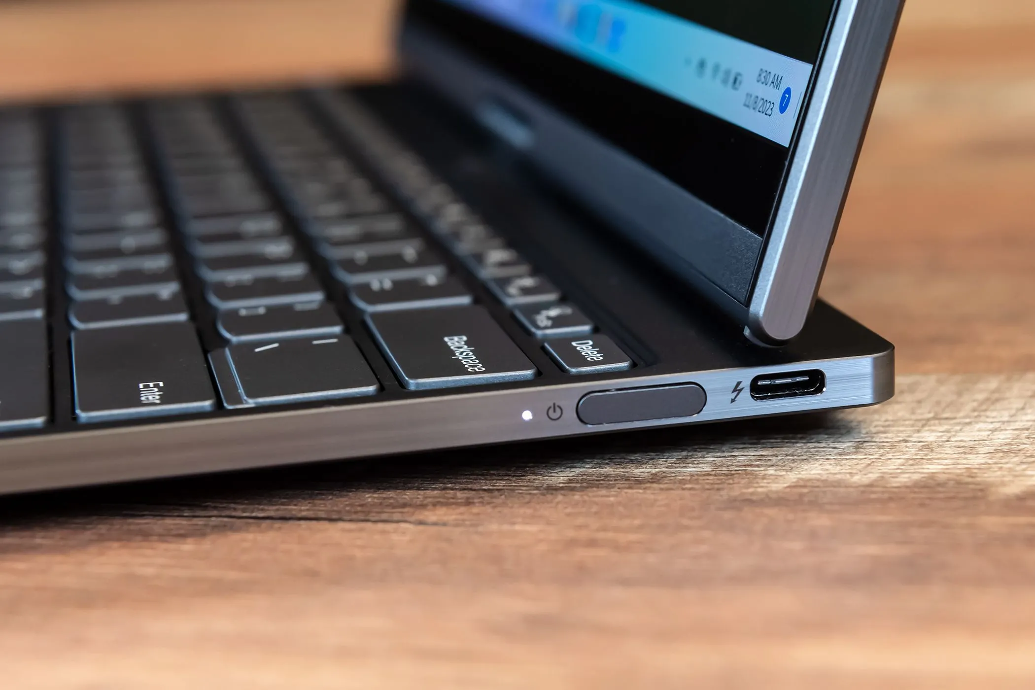 Nút nguồn và cổng USB-C trên Lenovo ThinkBook Plus Gen 4