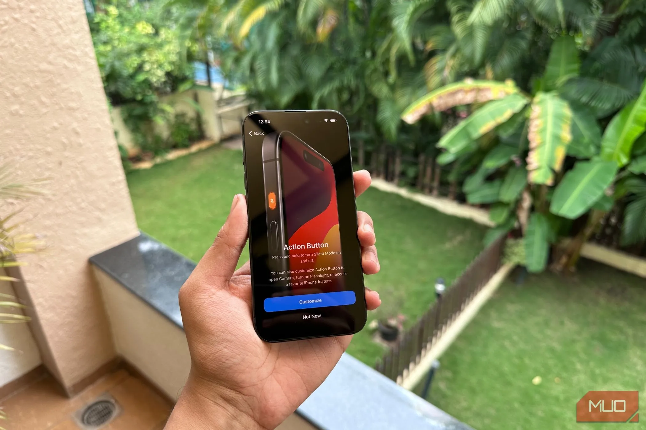 Nút Tác vụ (Action Button) trên iPhone 15 Pro, được kỳ vọng sẽ kích hoạt Visual Intelligence.