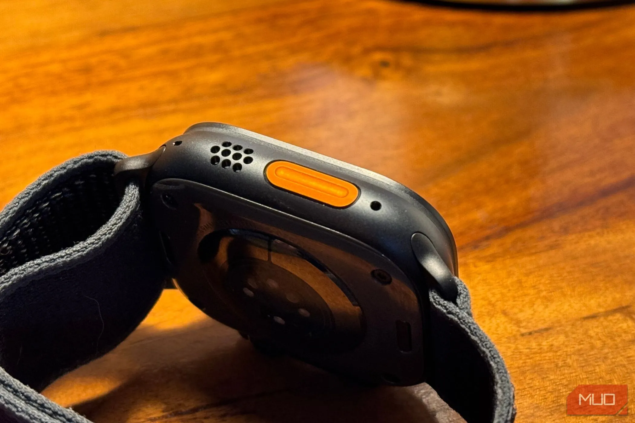 Nút Tác vụ màu cam nổi bật trên thân Apple Watch Ultra 2