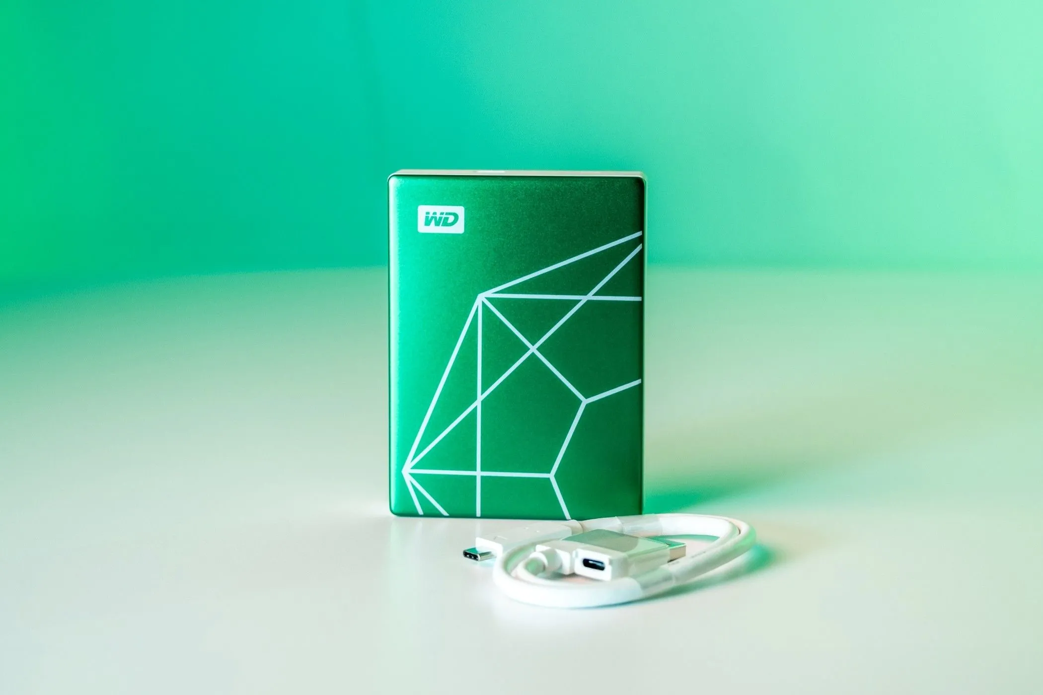 Ổ cứng di động WD My Passport Ultra 20th Anniversary Edition cùng cáp USB-C, thể hiện khả năng kết nối tiện lợi