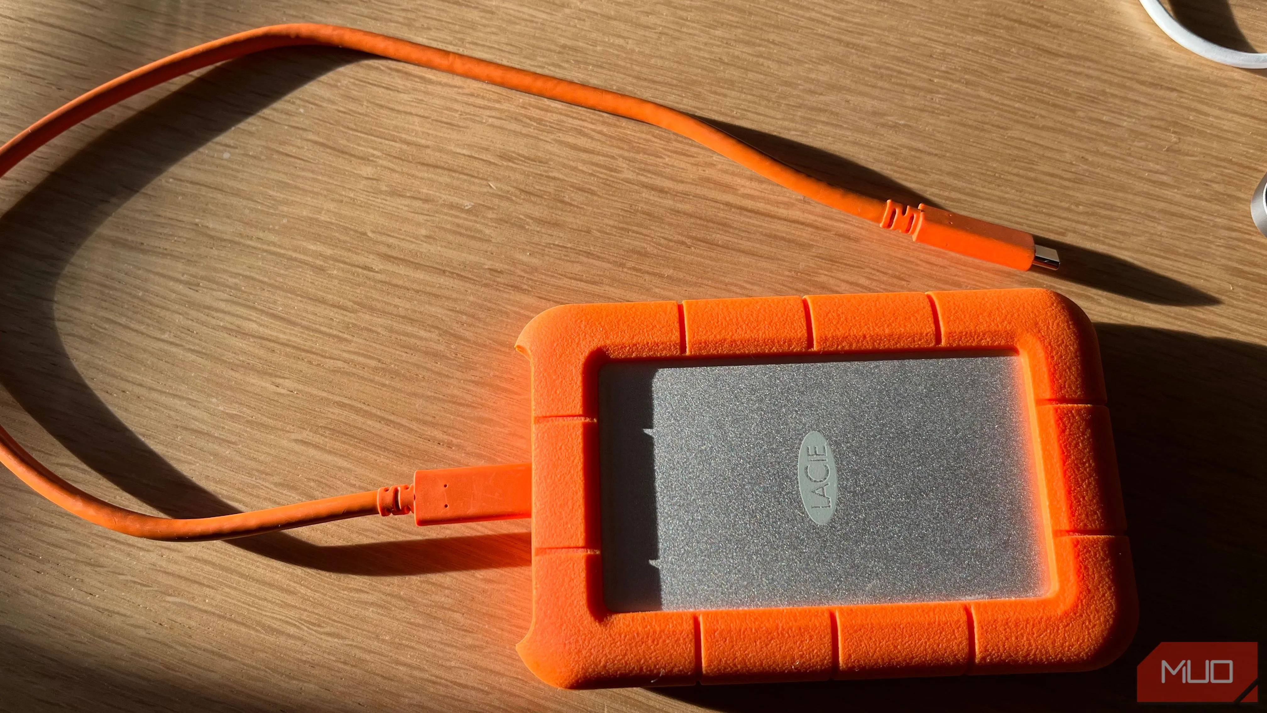 Ổ cứng gắn ngoài LaCie Rugged USB-C 2TB màu cam, thiết bị lưu trữ dữ liệu bền bỉ.
