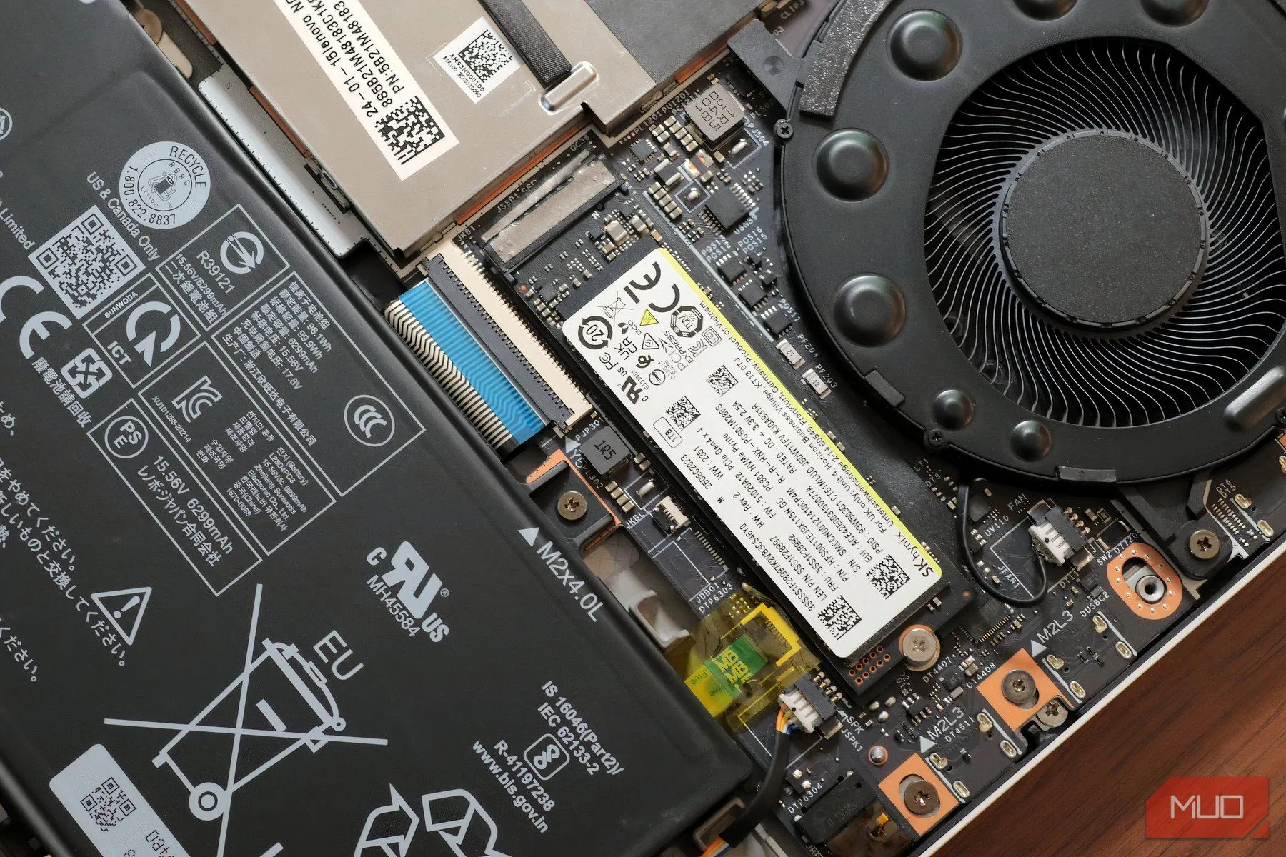 Ổ cứng SSD bên trong laptop gaming Lenovo Legion 7i, gần các thành phần khác tạo nhiệt
