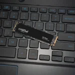 Ổ cứng SSD NVMe Crucial P3 Plus được đặt trên laptop