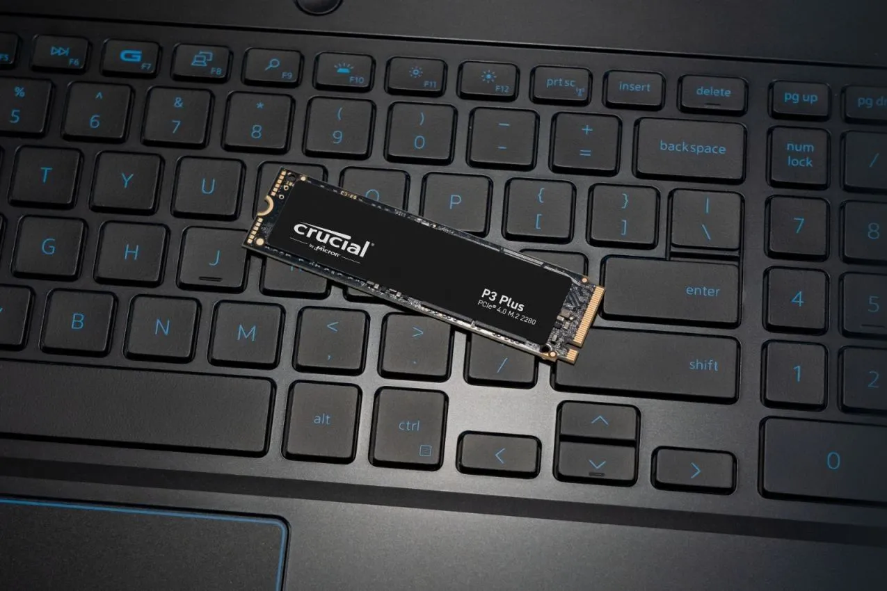 Ổ cứng SSD NVMe Crucial P3 Plus được đặt trên laptop