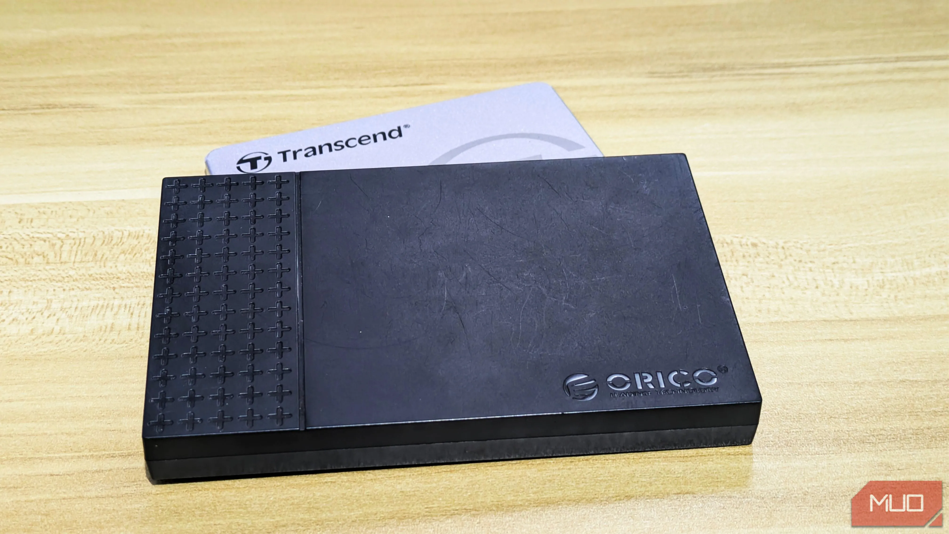 Ổ cứng SSD Transcend cùng bộ chuyển đổi Orico, biểu tượng cho việc nâng cấp hoặc sử dụng SSD tốc độ cao thay vì HDD