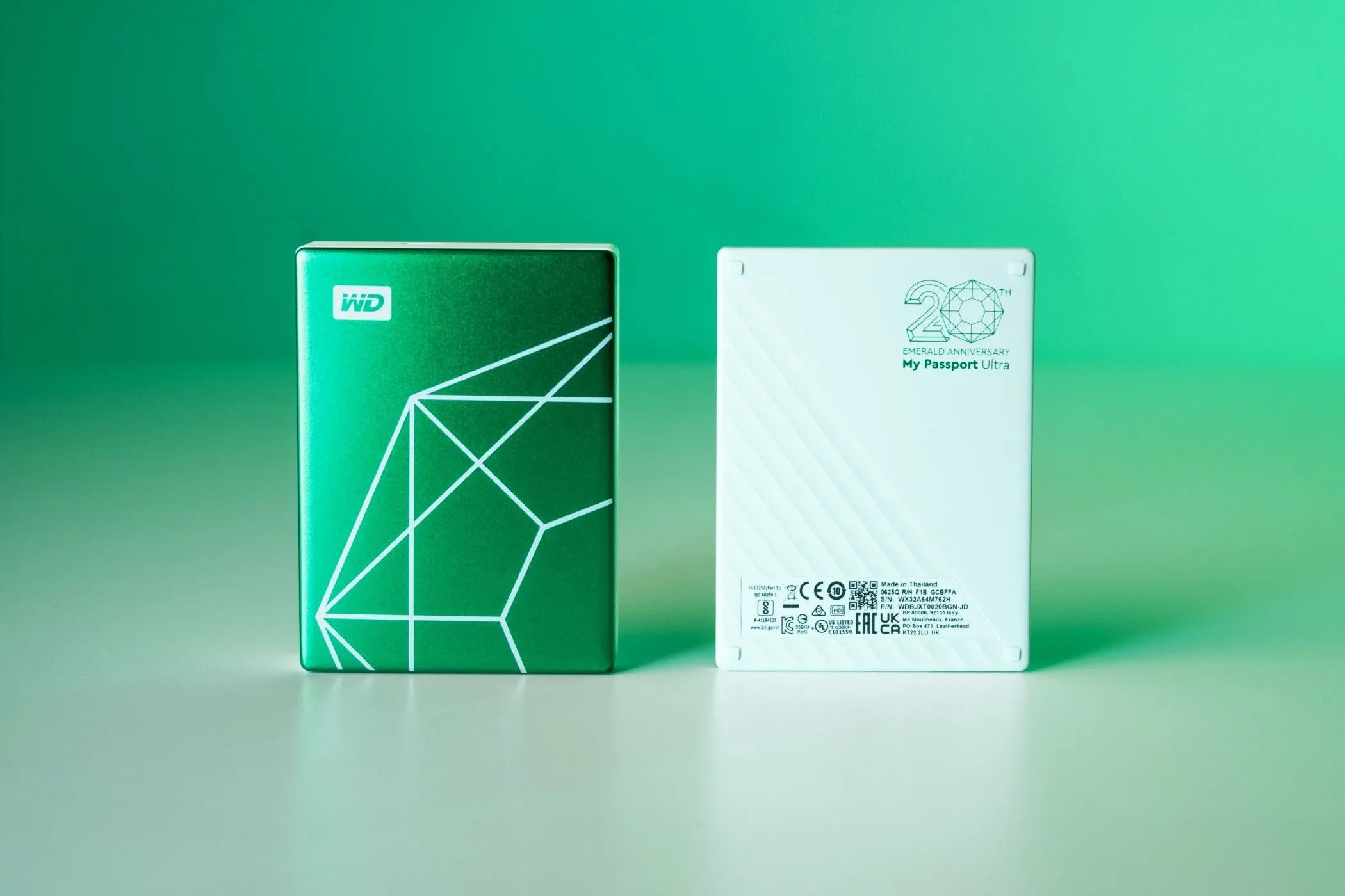Ổ cứng WD My Passport Ultra 20th Anniversary Edition màu xanh ngọc với thiết kế kim loại sang trọng