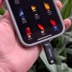 Ổ đĩa flash USB-C kết nối với iPhone