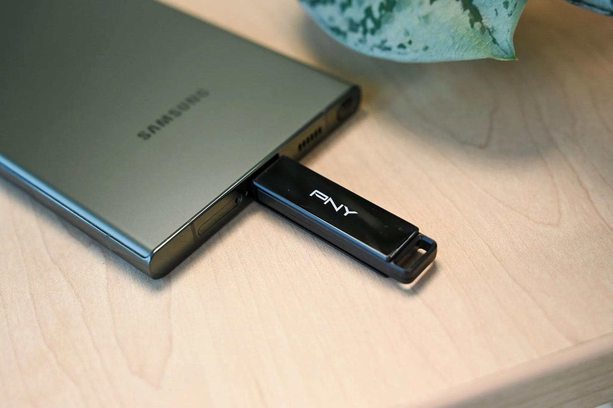 Ổ đĩa flash USB-C PNY Elite X kết nối trực tiếp vào cổng USB của điện thoại Samsung để mở rộng bộ nhớ.