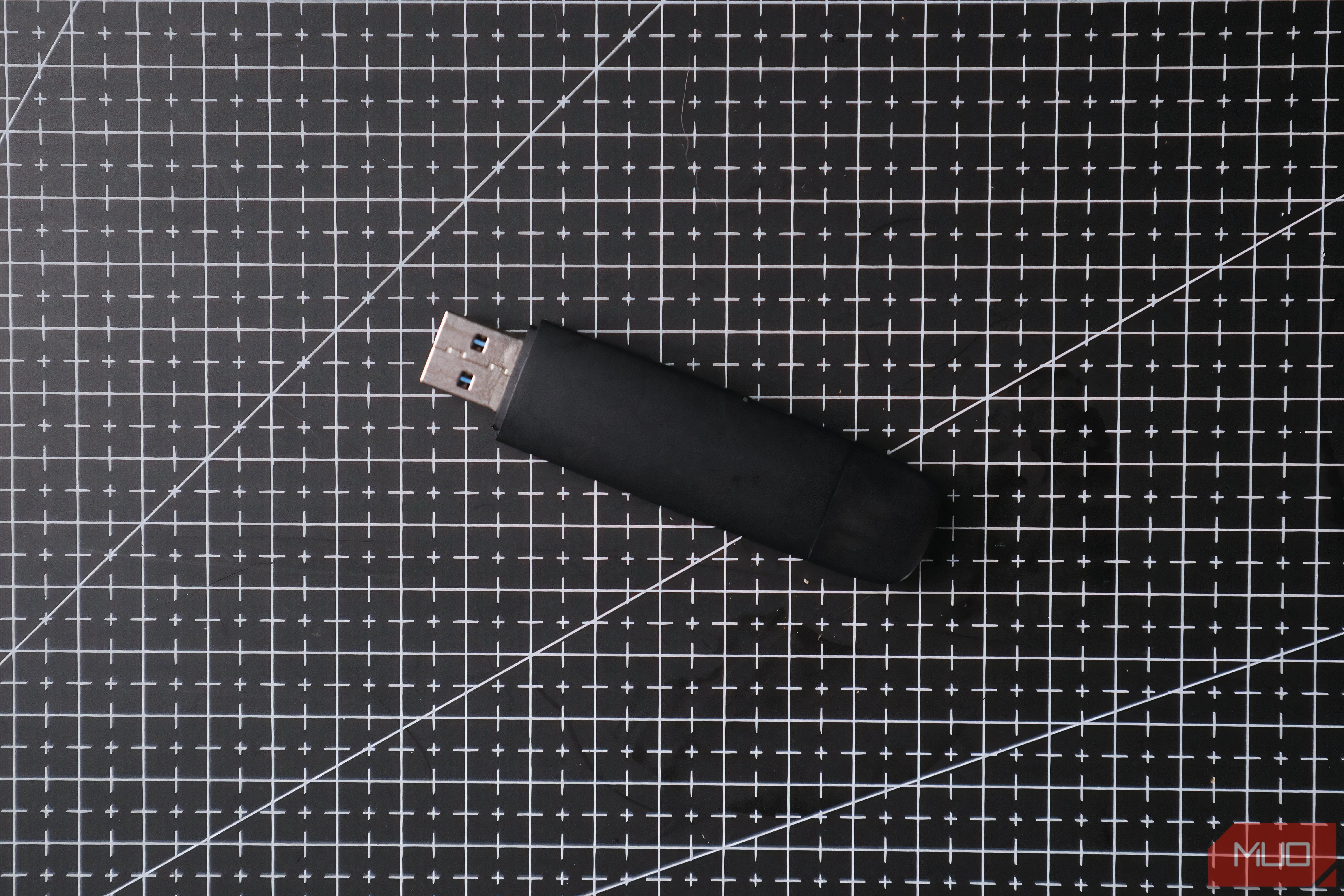 Ổ đĩa USB đang cắm vào cổng trên bảng điều khiển ô tô, sẵn sàng phát nhạc hoặc podcast.