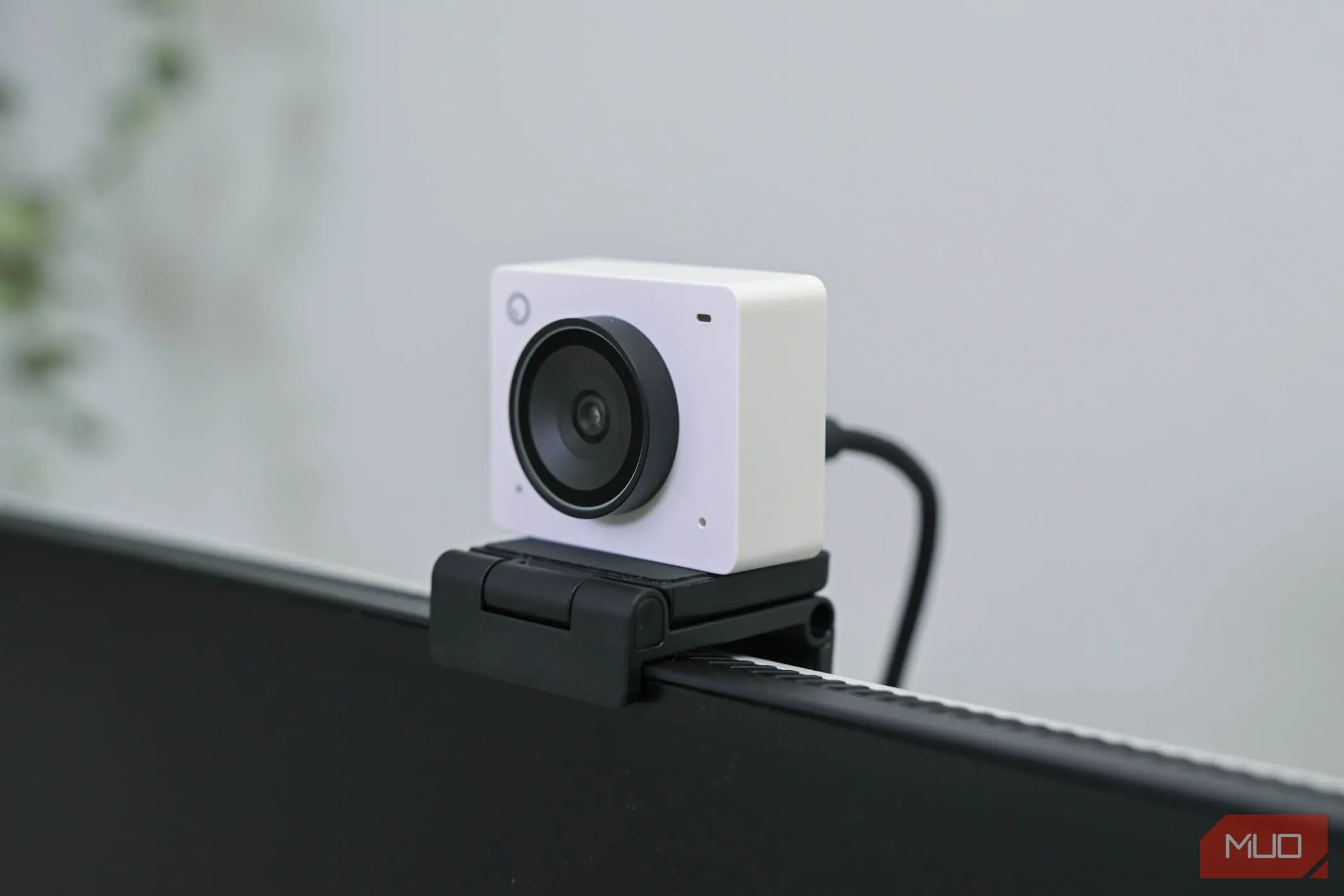 OBSBOT Meet 2 trên màn hình khi tắt nguồn