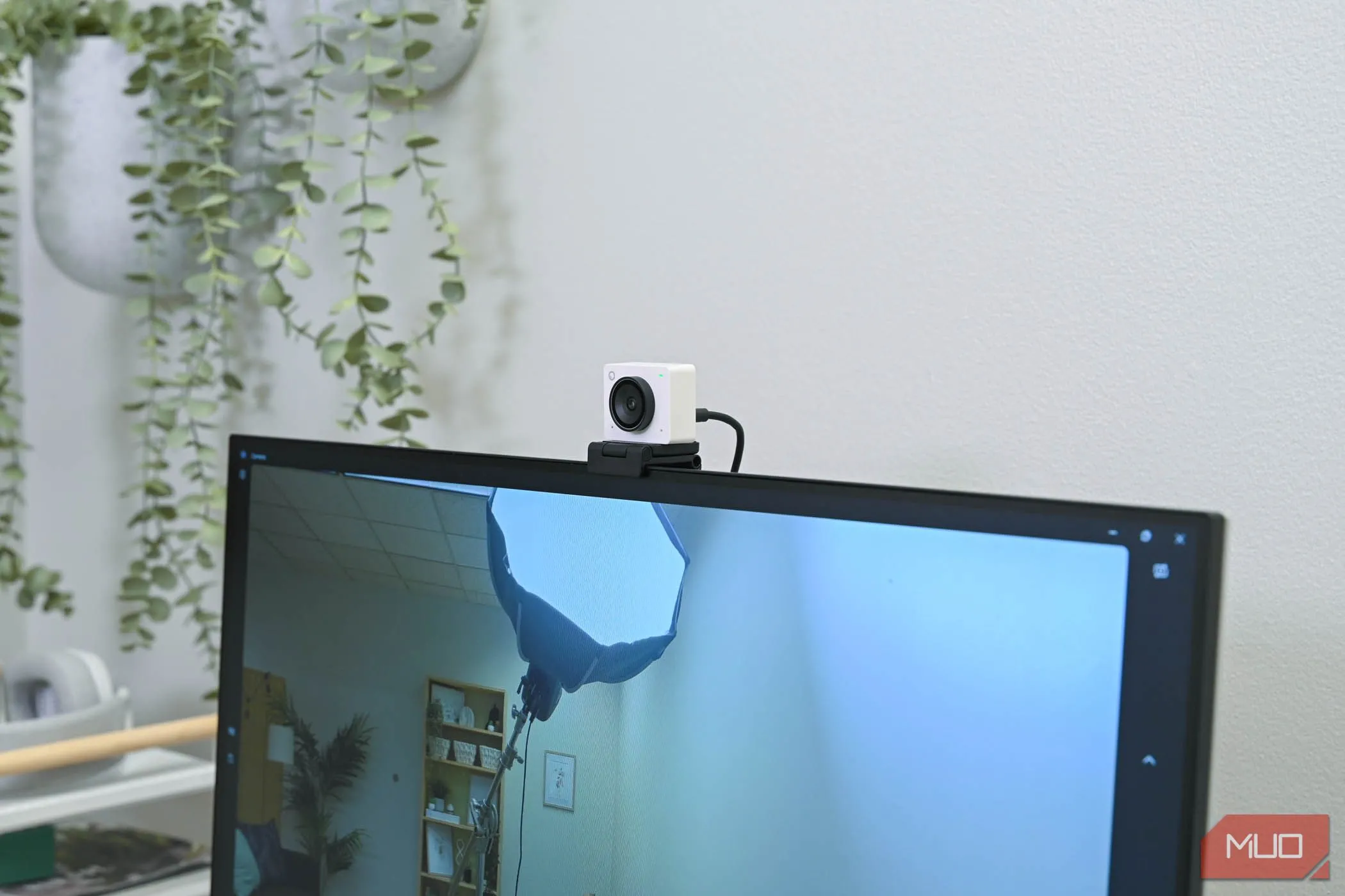 OBSBOT Meet 2 trên màn hình với góc nhìn rộng