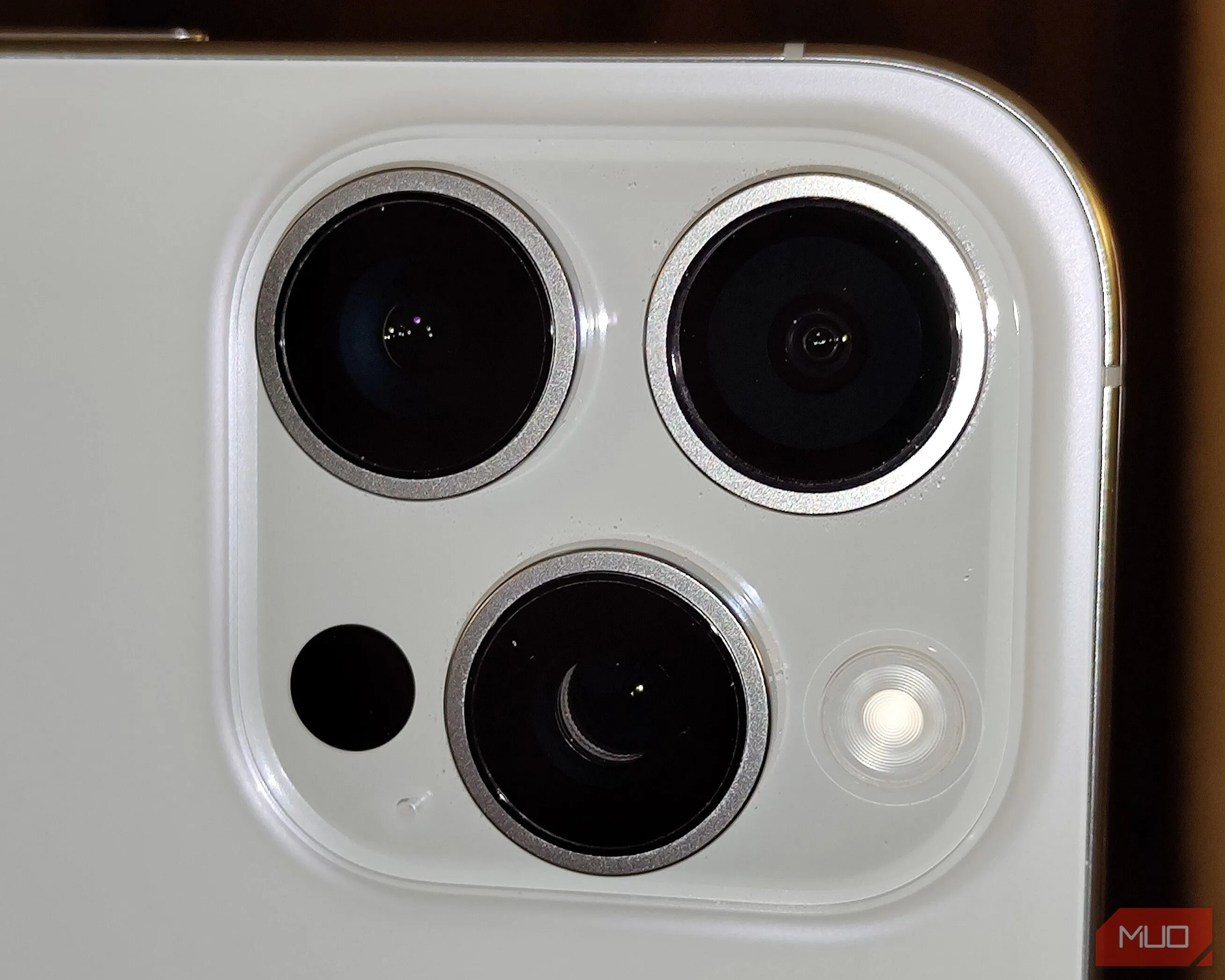 Ống kính camera điện thoại được làm sạch kỹ lưỡng, sẵn sàng cho những bức ảnh nhóm sắc nét.