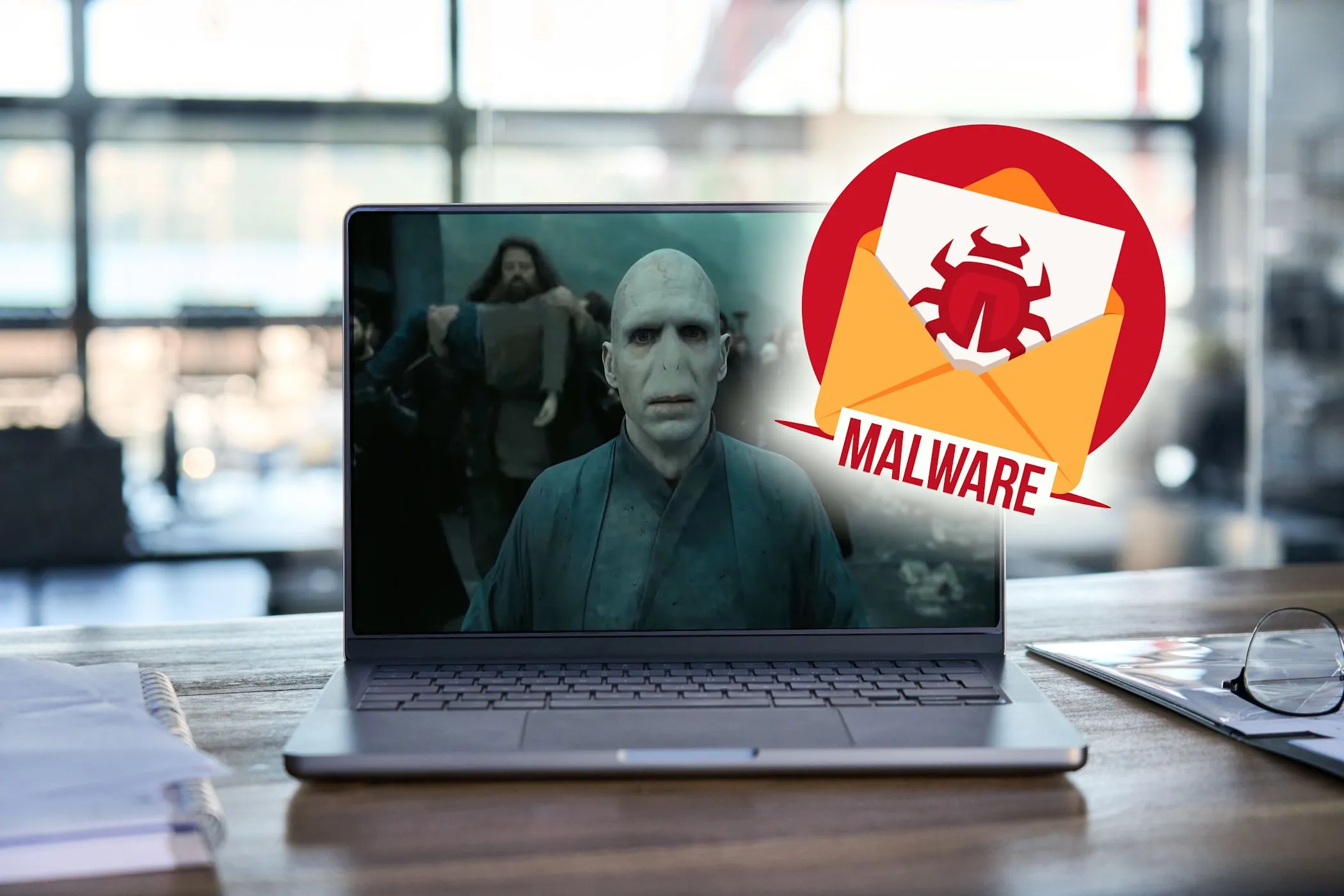 Phần mềm độc hại Voldemort hiển thị trên màn hình laptop, minh họa nguy cơ virus khi truy cập dark web.
