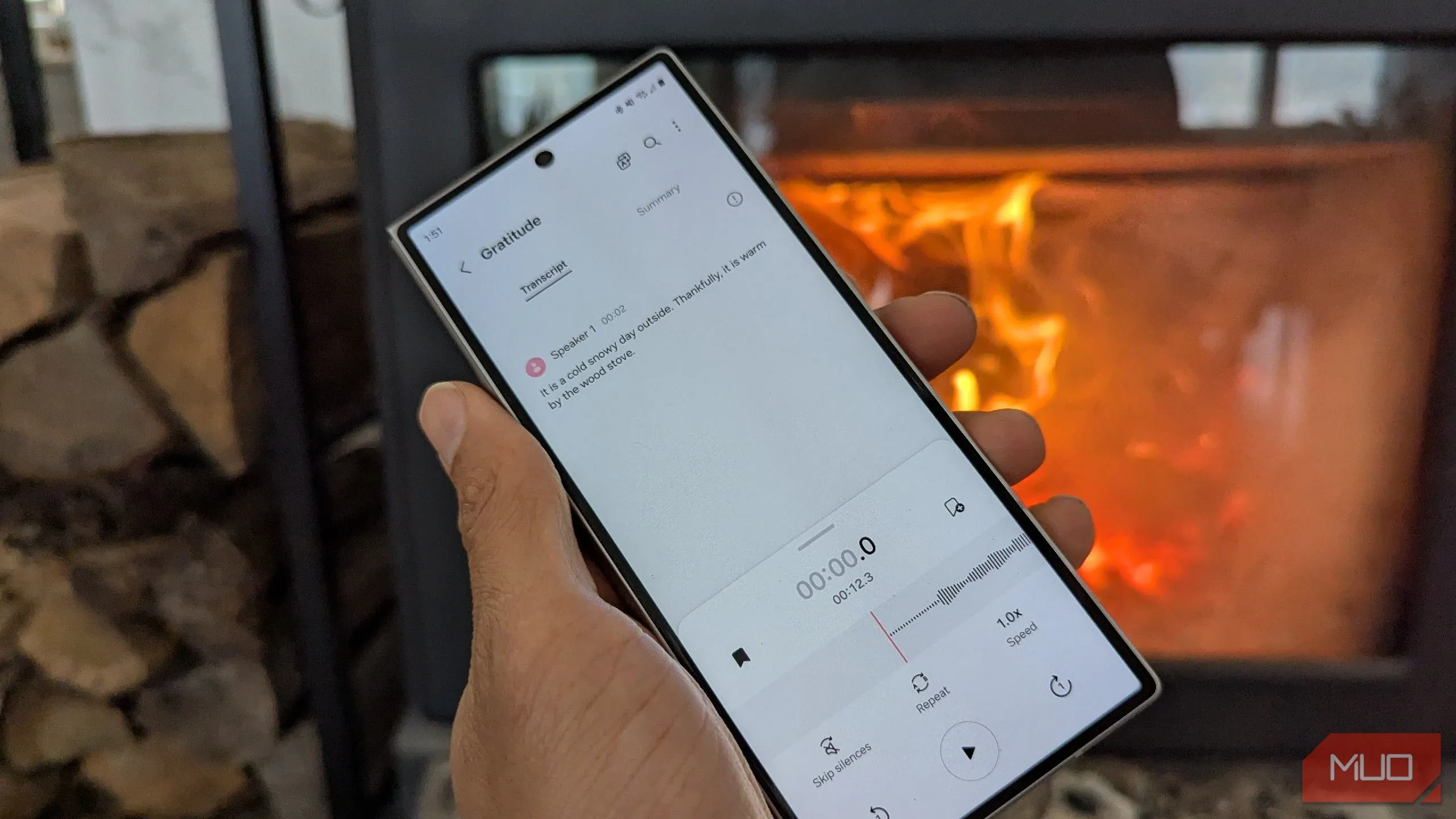 Phiên âm giọng nói đang được xử lý trên điện thoại, đặt cạnh lò sưởi, thể hiện sự linh hoạt trong môi trường làm việc.