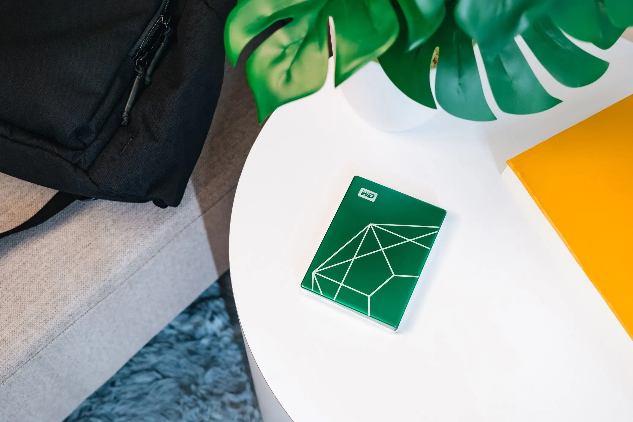 Phiên bản WD My Passport Ultra 20th Anniversary Edition đặt trên bàn, nổi bật thiết kế thân thiện môi trường