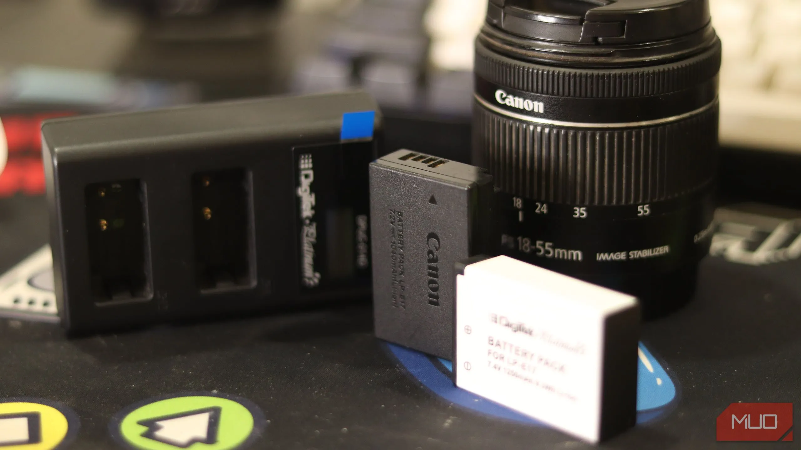 Pin DSLR của bên thứ ba cùng với pin Canon gốc, minh họa sự đa dạng phụ kiện