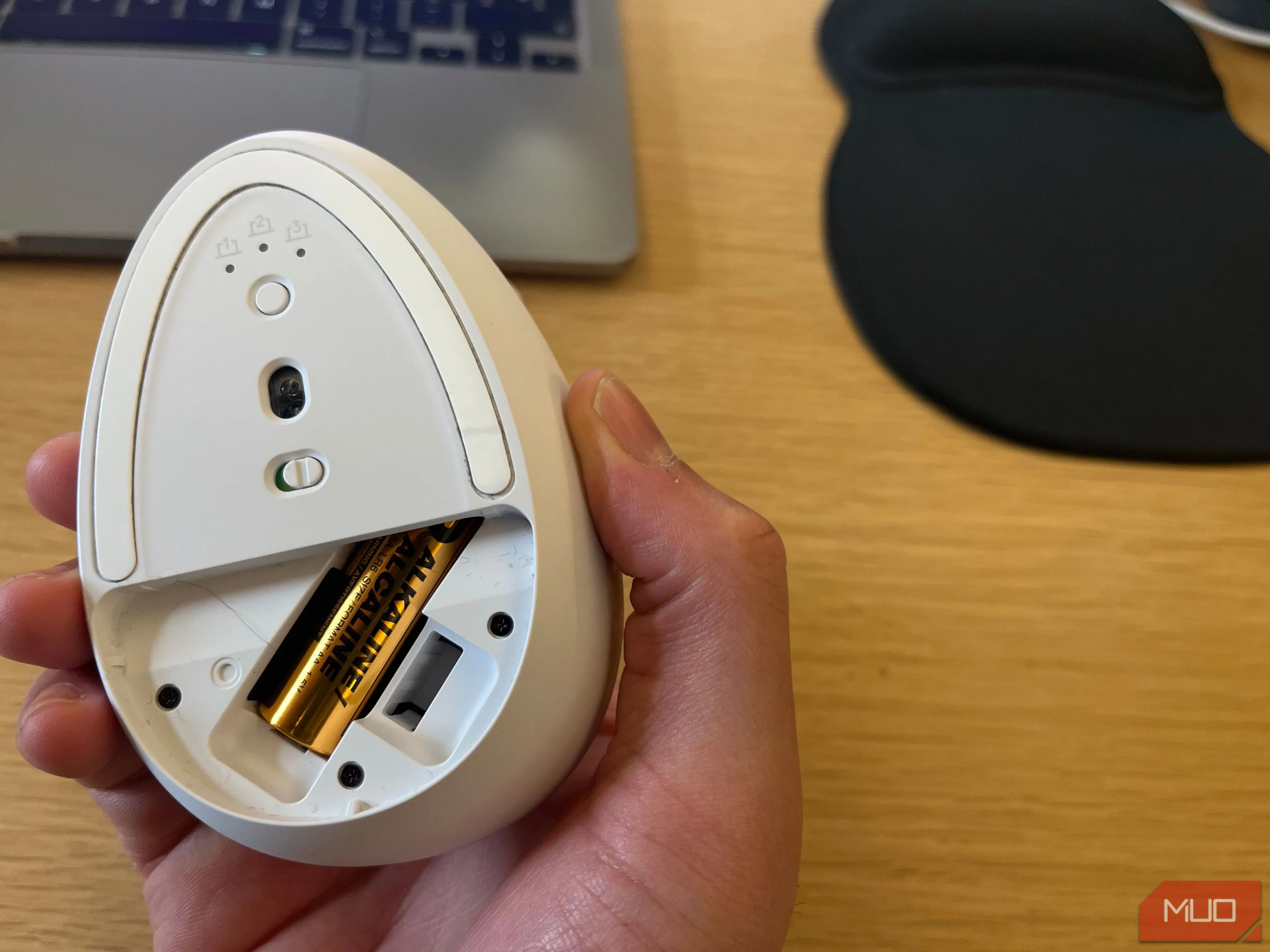 Pin rời bên trong khoang chứa của chuột không dây