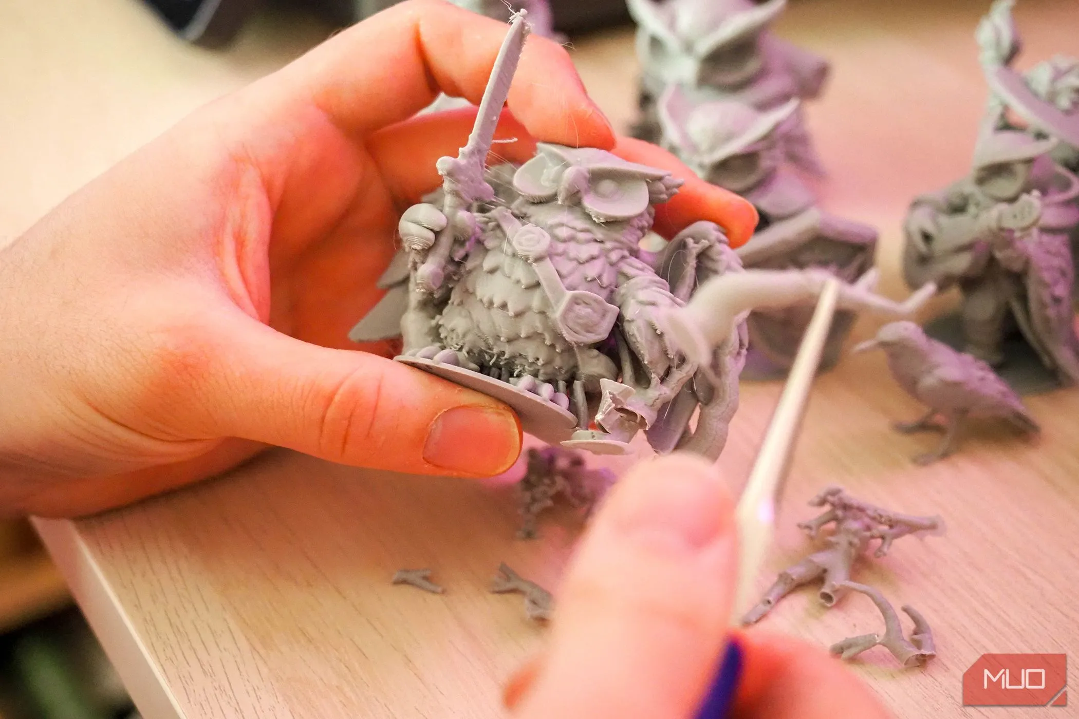 Quá trình gỡ bỏ các cấu trúc hỗ trợ dạng cây khỏi bản in 3D.