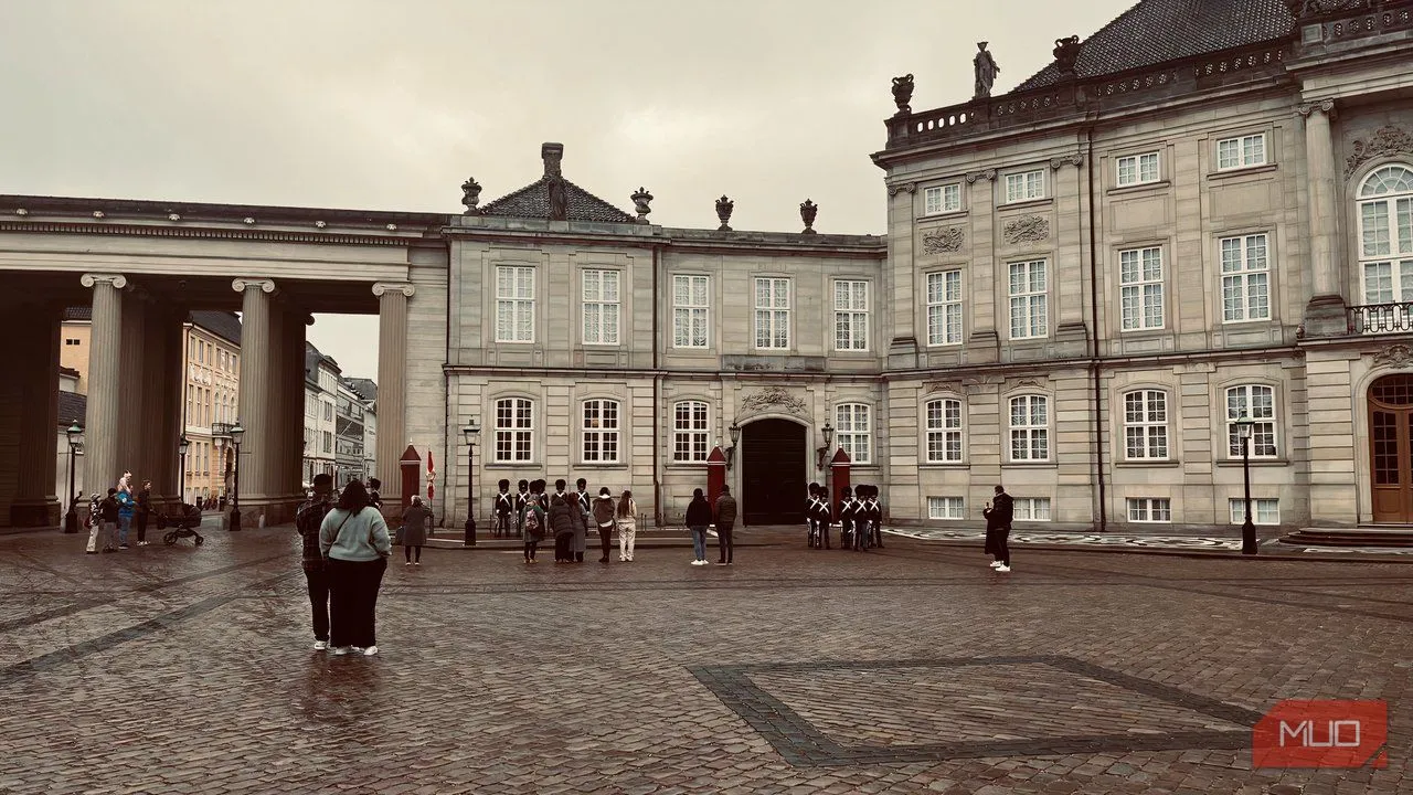 Quảng trường Cung điện Amalienborg và những người lính diễu hành trong ngày mưa