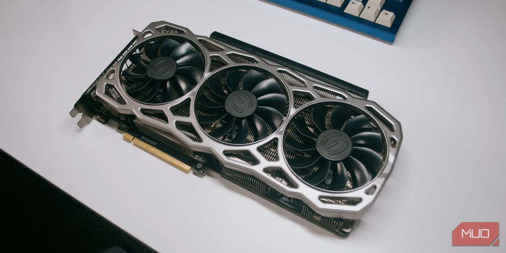 Quạt tản nhiệt của card đồ họa GTX 1080 Ti, tượng trưng cho GPU hiệu năng cao thế hệ trước
