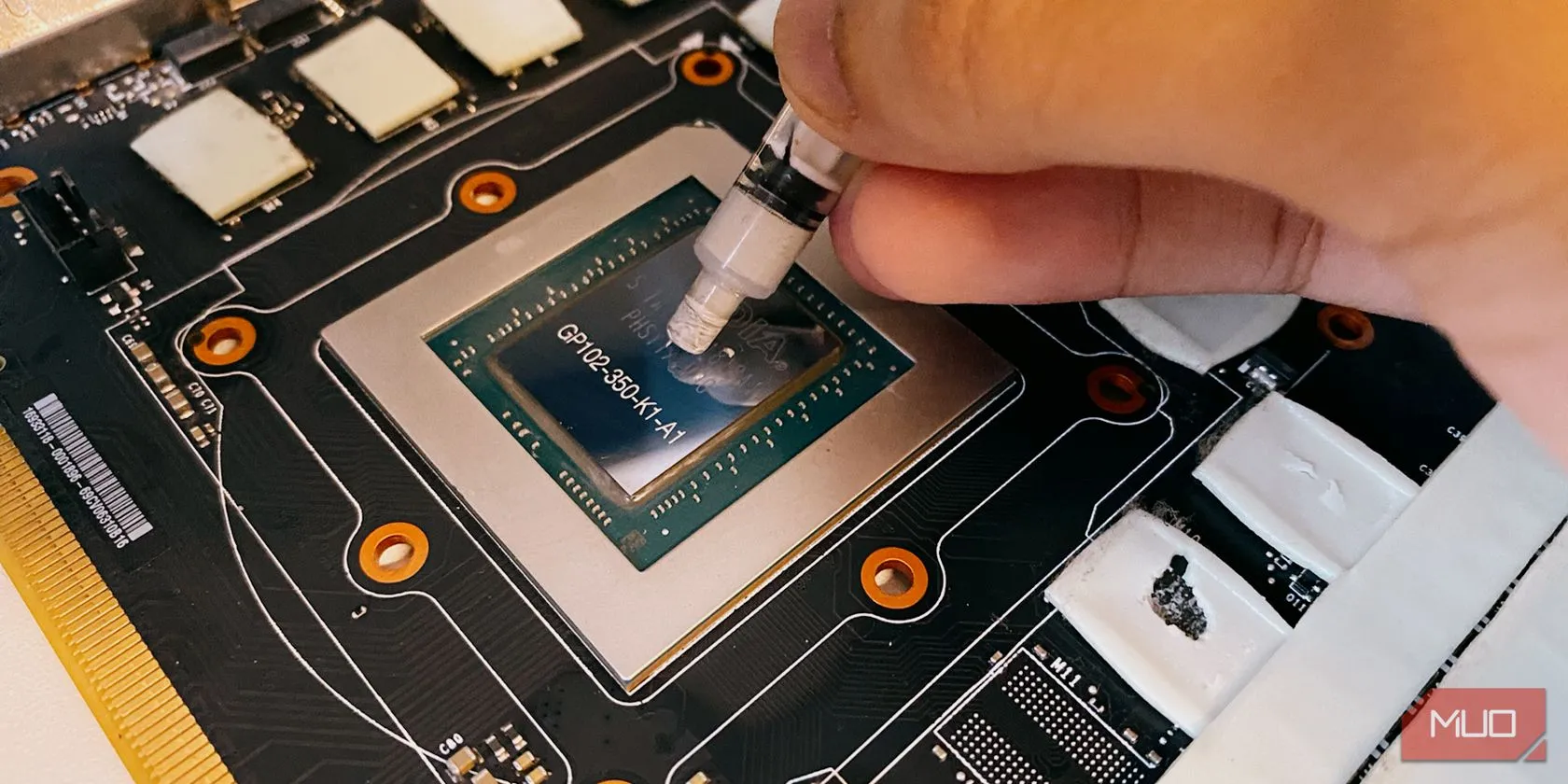 Quy trình bôi keo tản nhiệt mới lên chip GPU của laptop