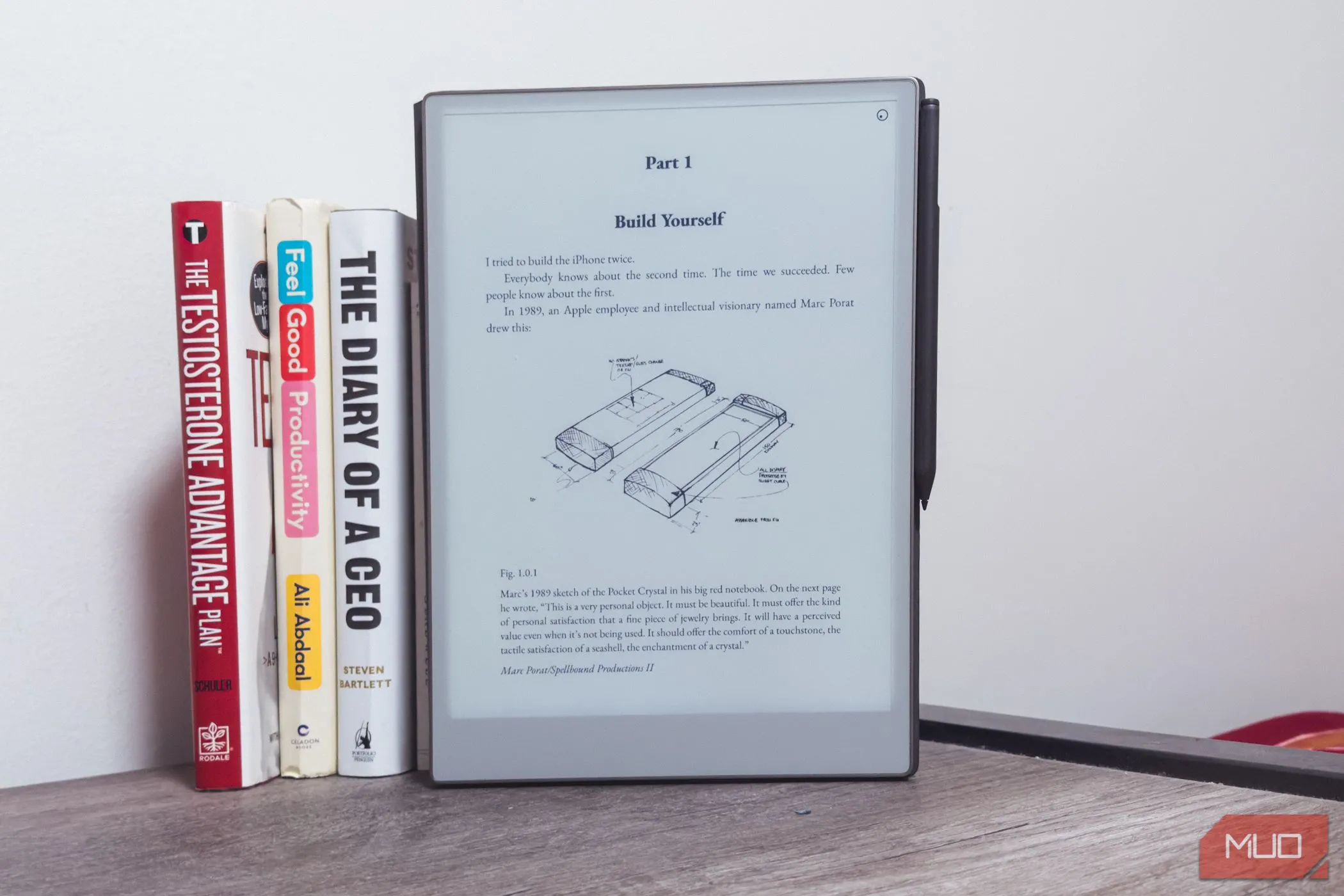reMarkable Paper Pro đặt cạnh sách trên bàn gỗ, thể hiện kích thước lớn hơn