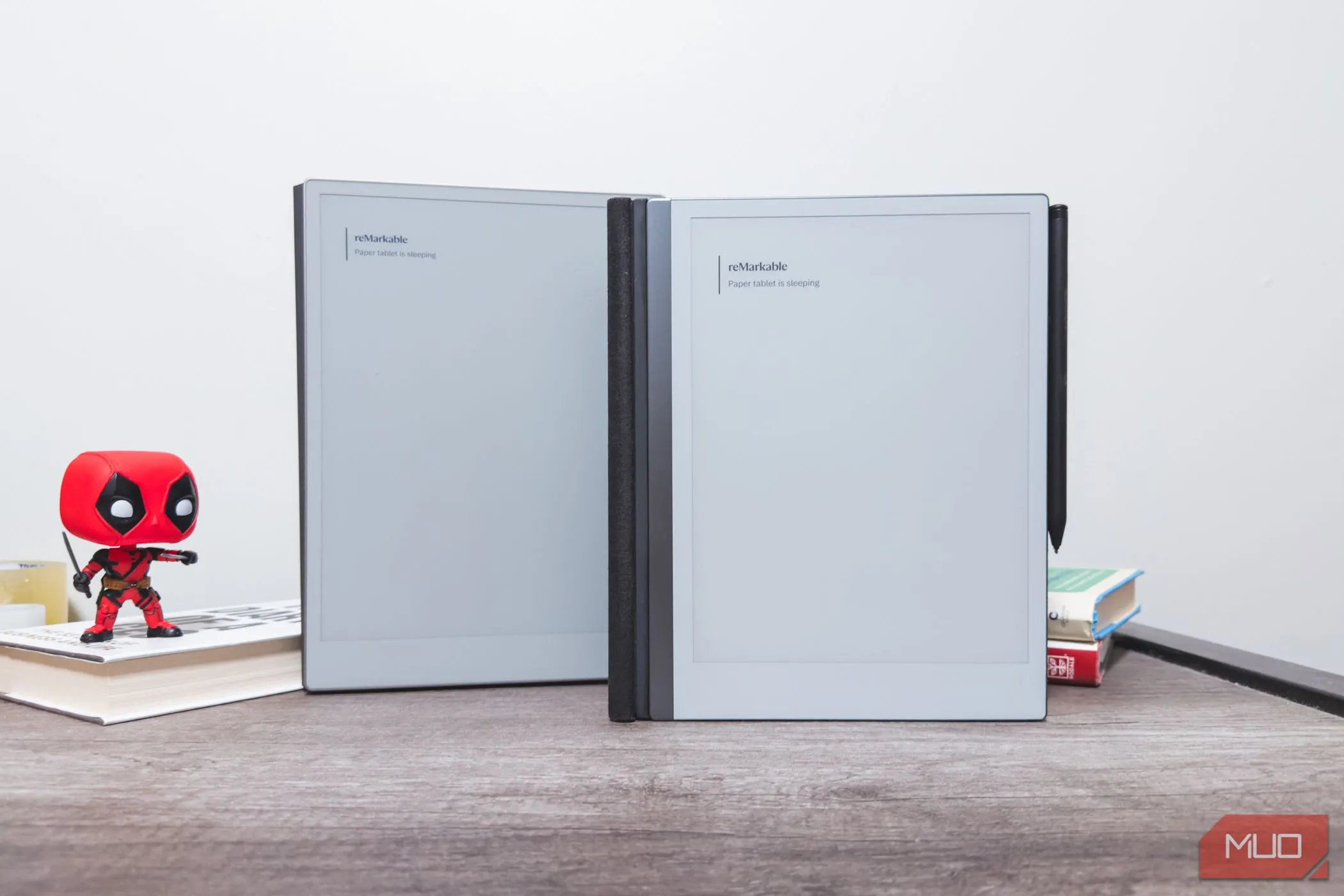 reMarkable Paper Pro và reMarkable 2 ở chế độ chờ, đặt cạnh nhau