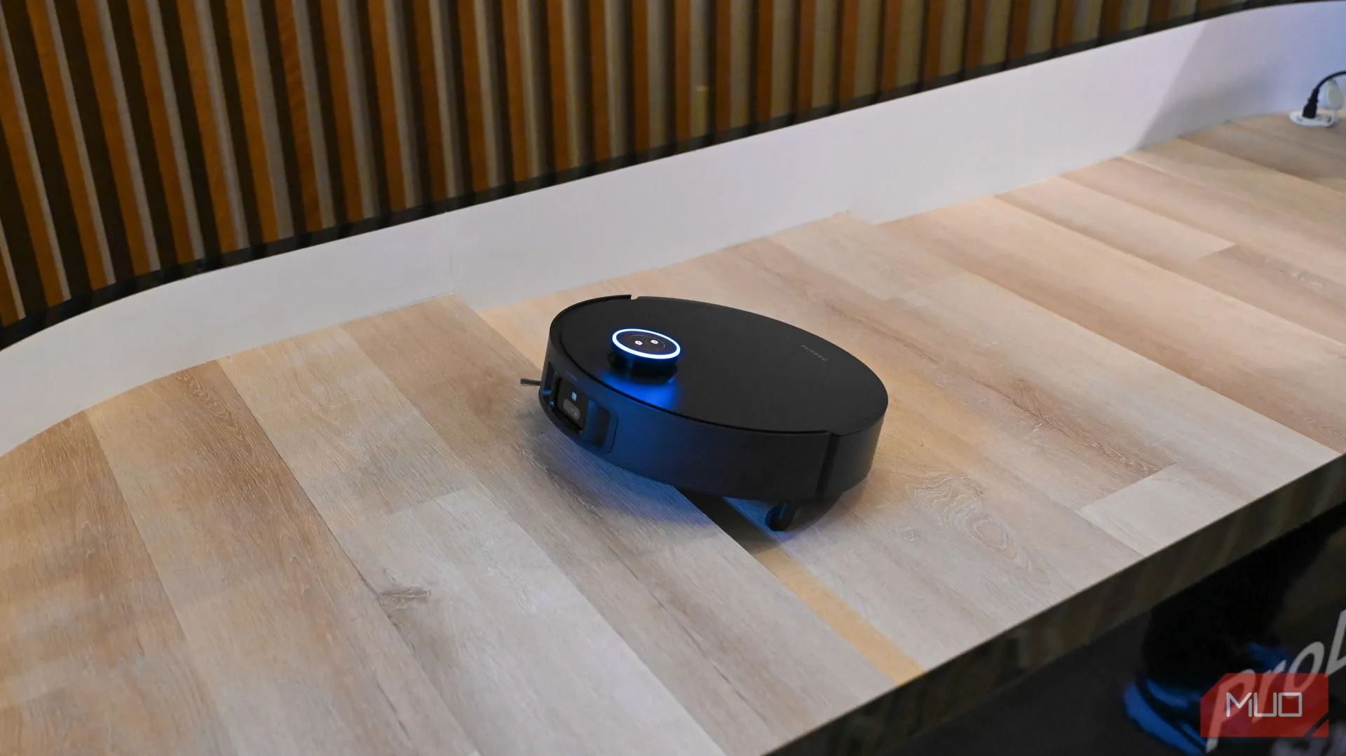 Robot hút bụi Dreame X50 đang vượt qua bậc thềm nhỏ nhờ công nghệ ProLeap System tại CES 2025.