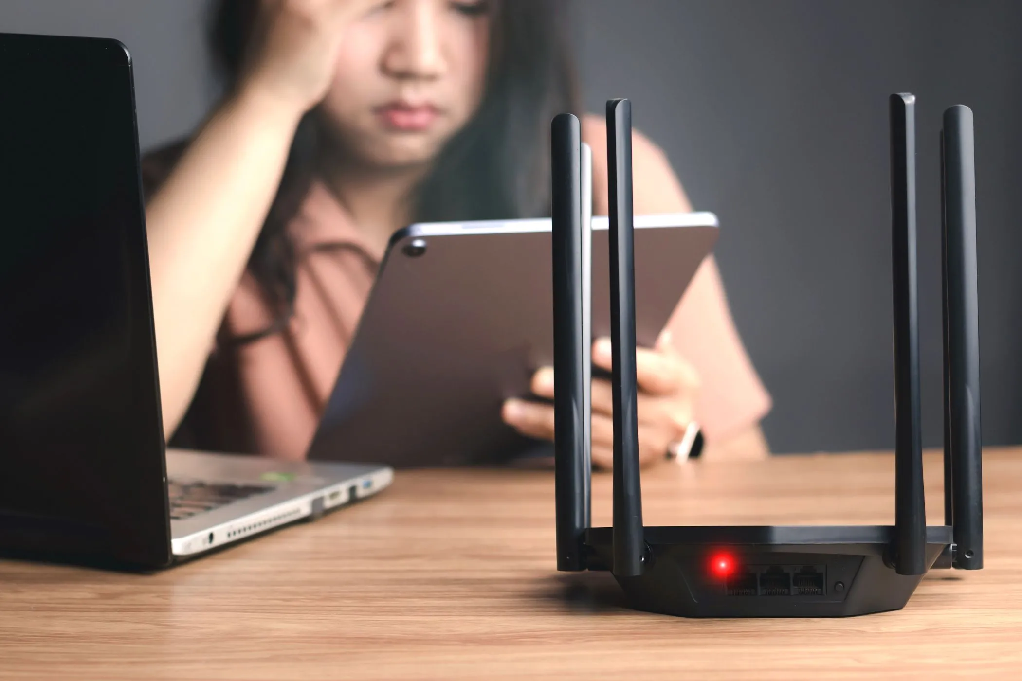 Router Wi-Fi hiển thị đèn báo lỗi màu đỏ