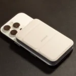 Sạc dự phòng Anker gắn vào iPhone 16 Pro trên bàn, minh họa tiện ích sạc khẩn cấp khi di chuyển.