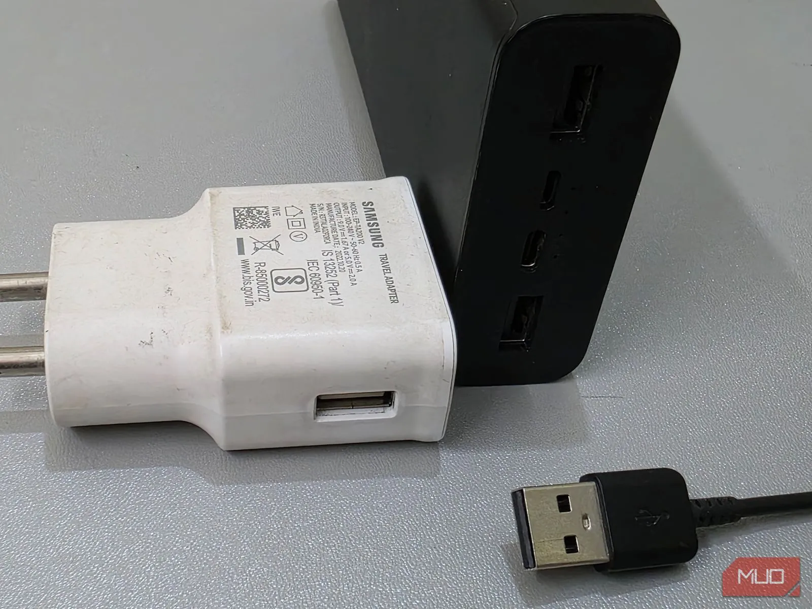 Sạc dự phòng kèm cáp sạc và củ sạc Samsung, minh họa cho cổng USB-C