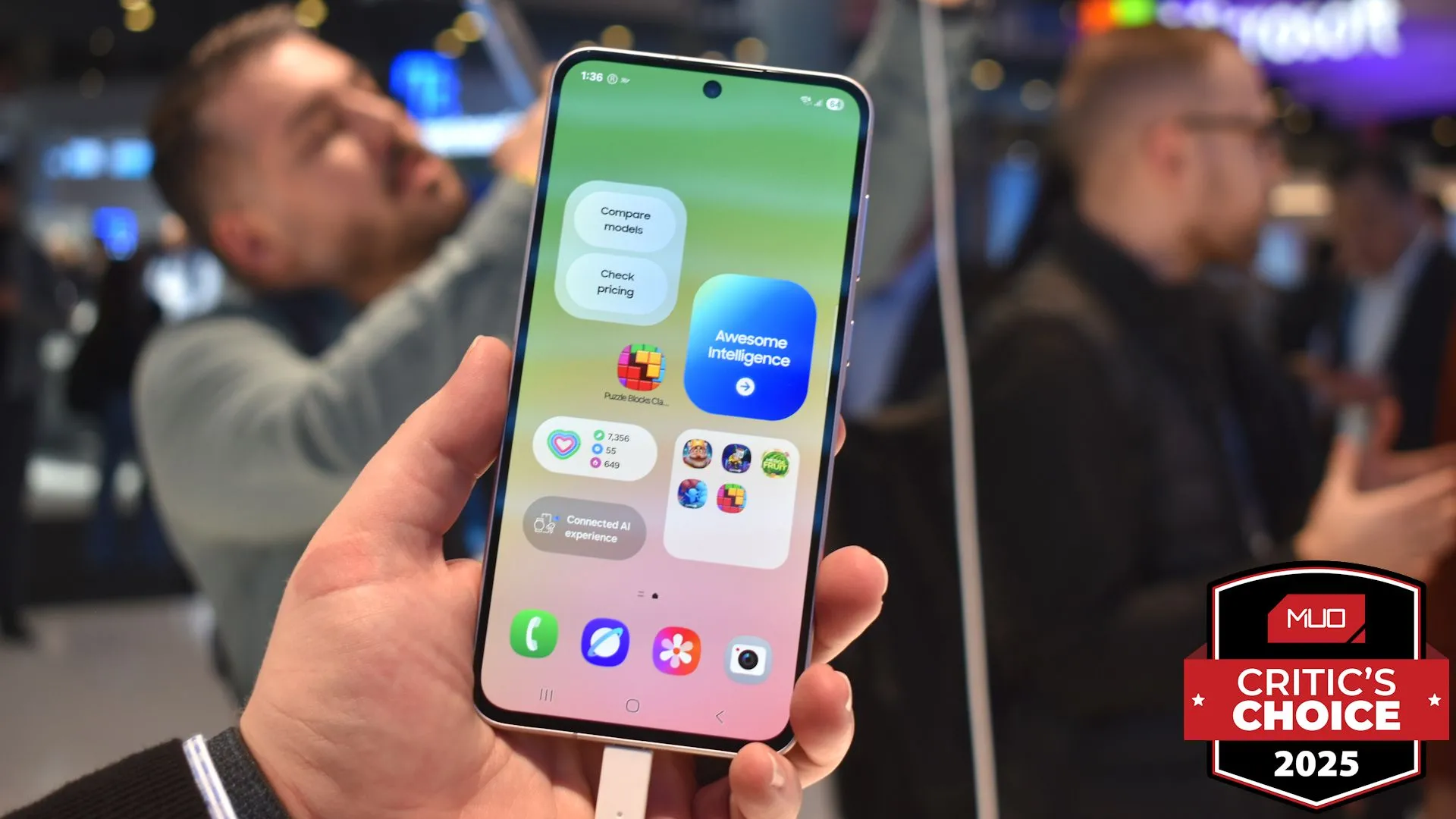 Samsung Galaxy A56 với màn hình tràn viền và thiết kế hiện đại tại MWC 2025.