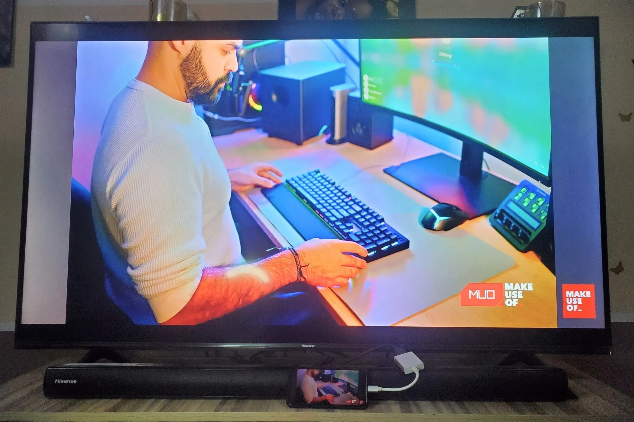 Smartphone kết nối với TV qua adapter USB-C sang HDMI, hiển thị màn hình