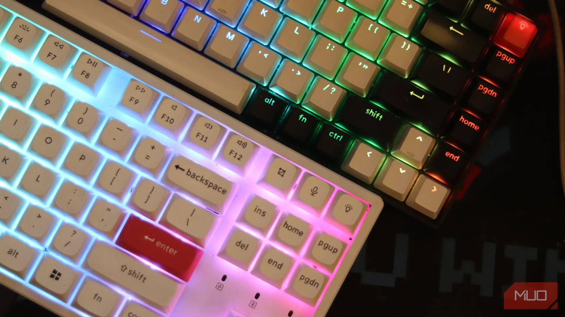 So sánh hai mẫu bàn phím cơ với đèn nền RGB nổi bật, một bên phím full-size và một bên layout nhỏ gọn.