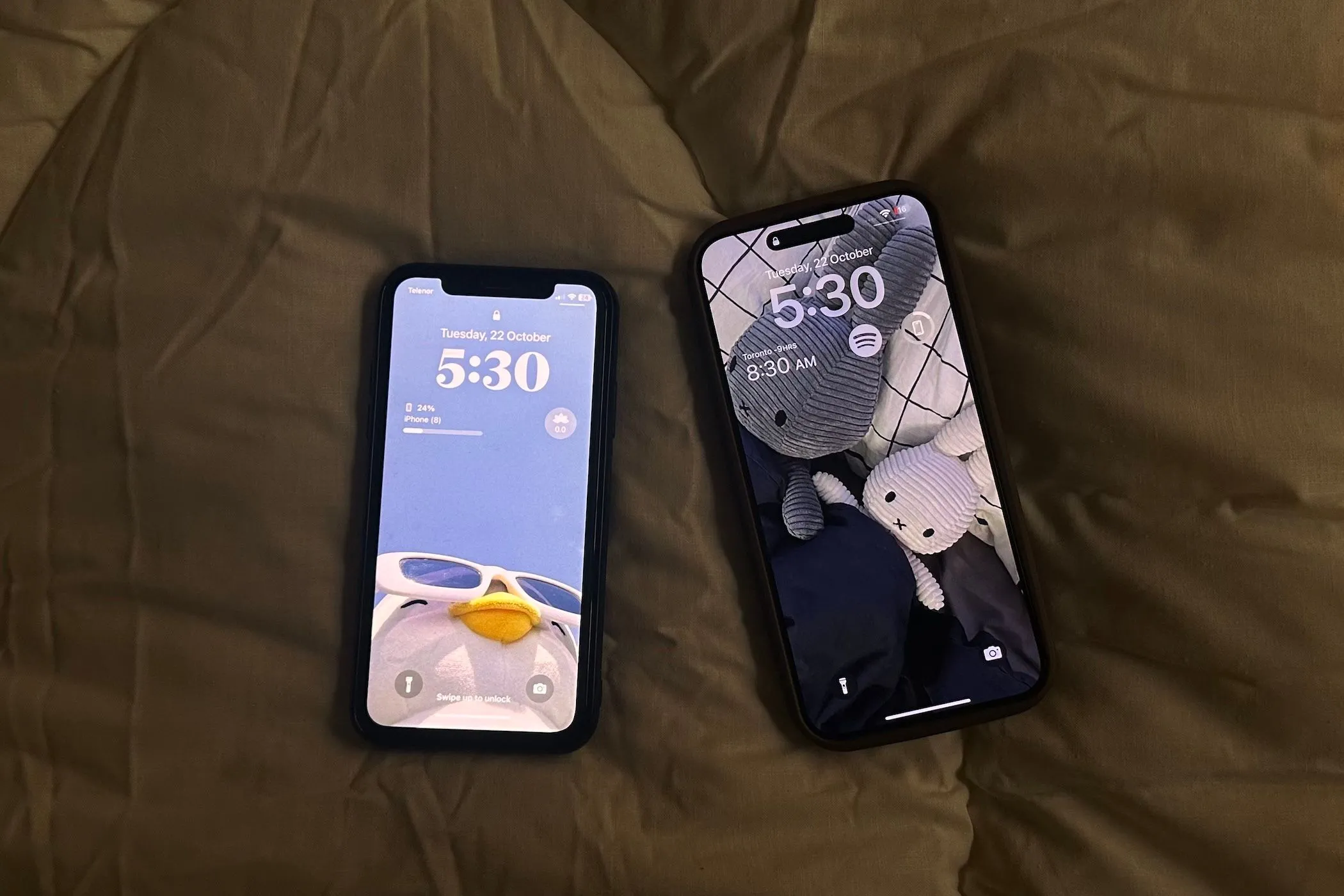 So sánh kích thước giữa iPhone X và iPhone 15 Pro Max, hai mẫu điện thoại được sử dụng trong thử nghiệm thay thế Boox Palma 2.