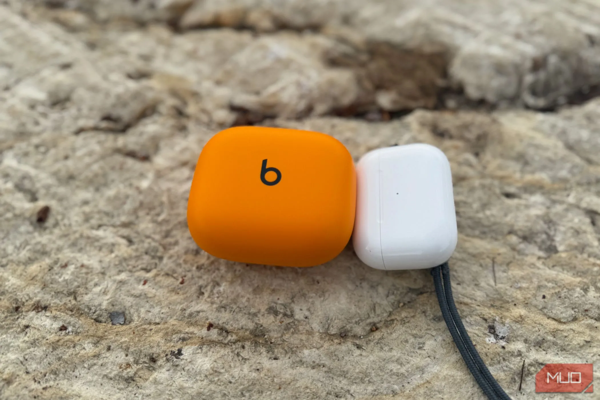So sánh kích thước hộp sạc Powerbeats Pro 2 và AirPods Pro 2, minh họa sự cồng kềnh của Powerbeats Pro 2