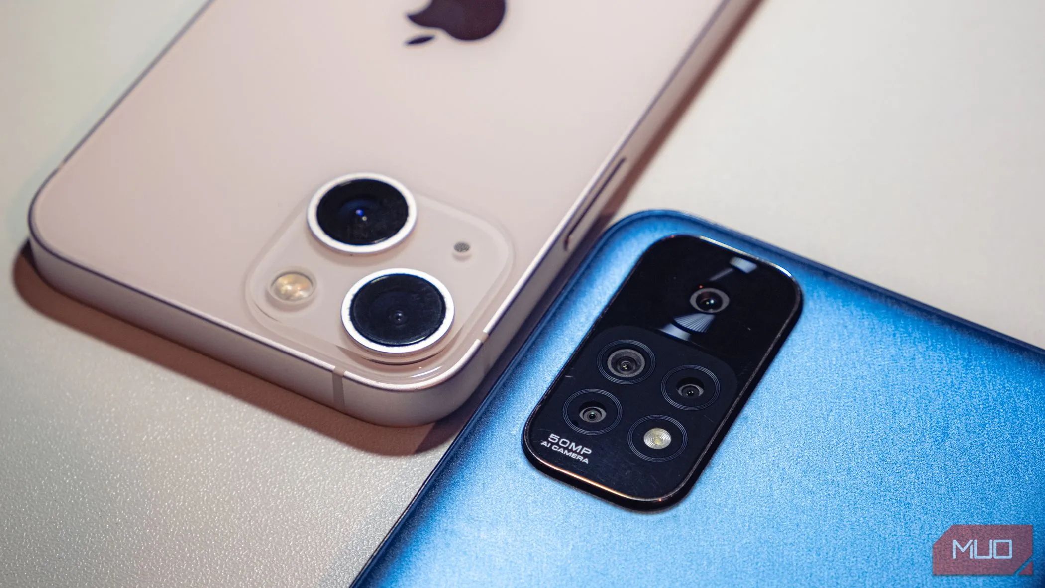 So sánh kích thước và giao diện camera điện thoại với máy ảnh kỹ thuật số chuyên dụng.