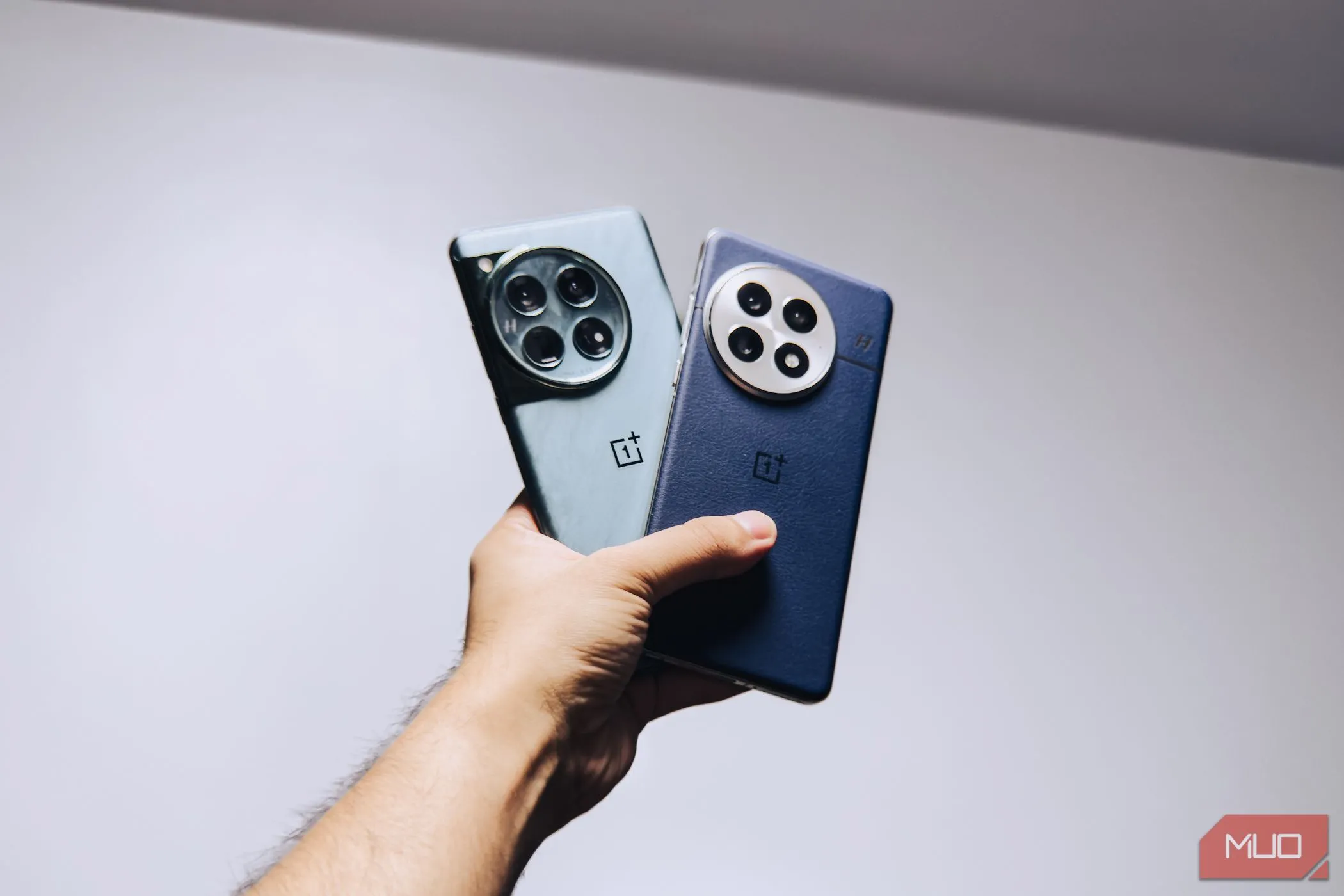 So sánh kích thước và thiết kế của OnePlus 13 (phải) và OnePlus 12 (trái) khi cầm trên tay