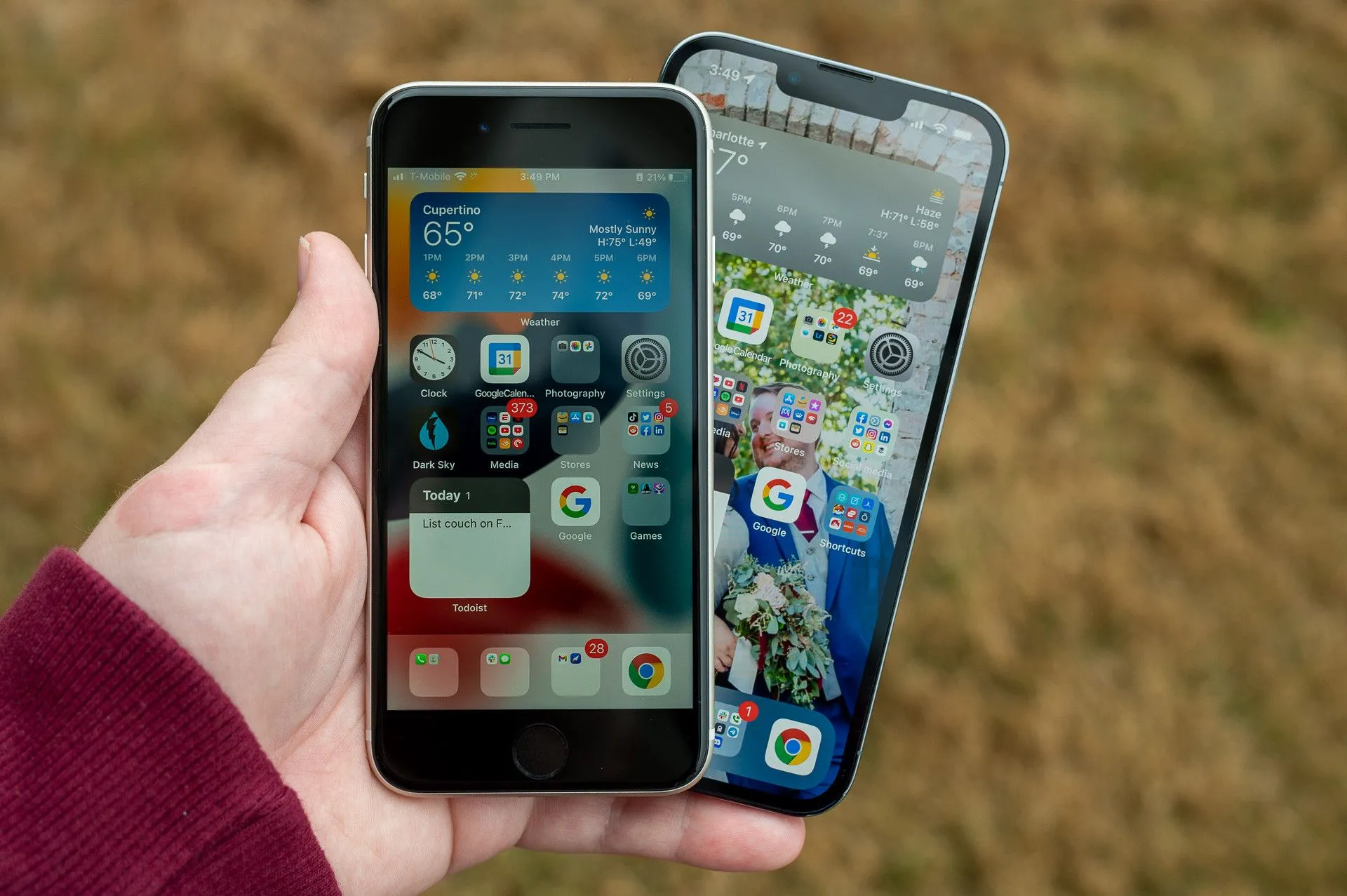 So sánh kích thước và thiết kế giữa iPhone SE 2022 và iPhone 13 Pro, đại diện cho các thiết bị Apple cũ hơn và mới hơn.