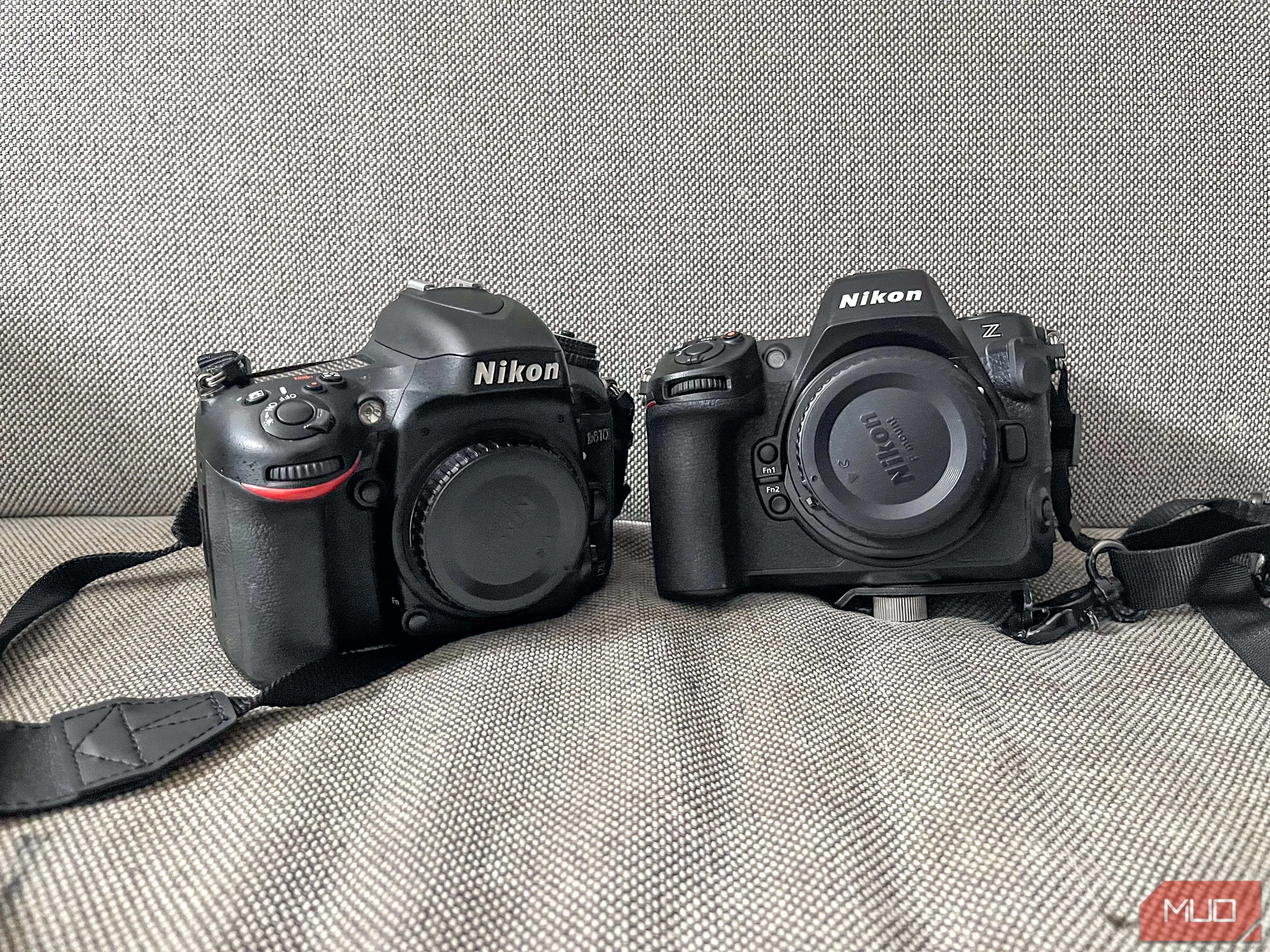 So sánh trực quan kích thước giữa máy ảnh Mirrorless nhỏ gọn và máy ảnh DSLR truyền thống, cho thấy sự khác biệt không đáng kể khi gắn ống kính.