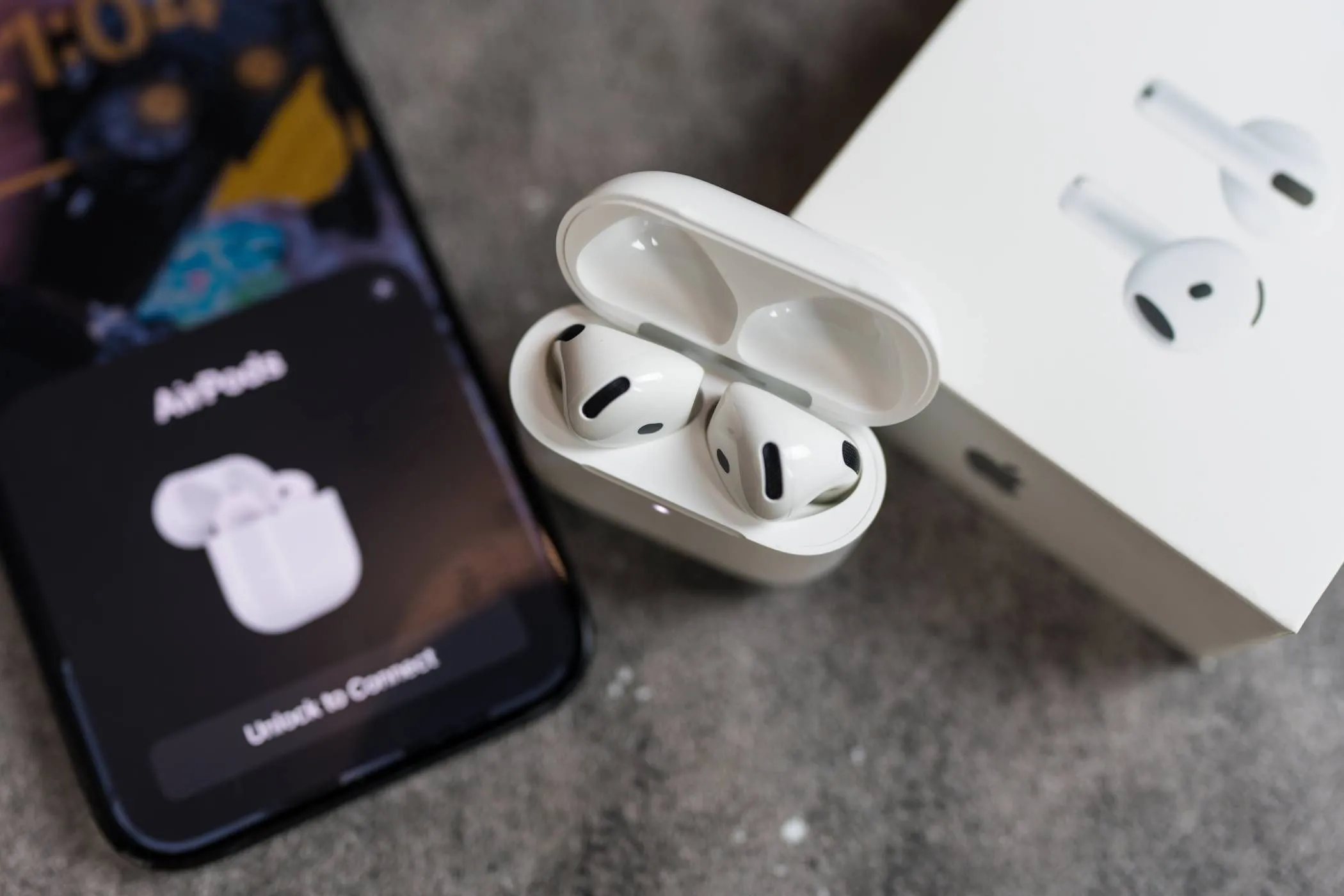 Tai nghe AirPods được thiết lập kết nối nhanh chóng với iPhone qua NFC khi mở hộp.
