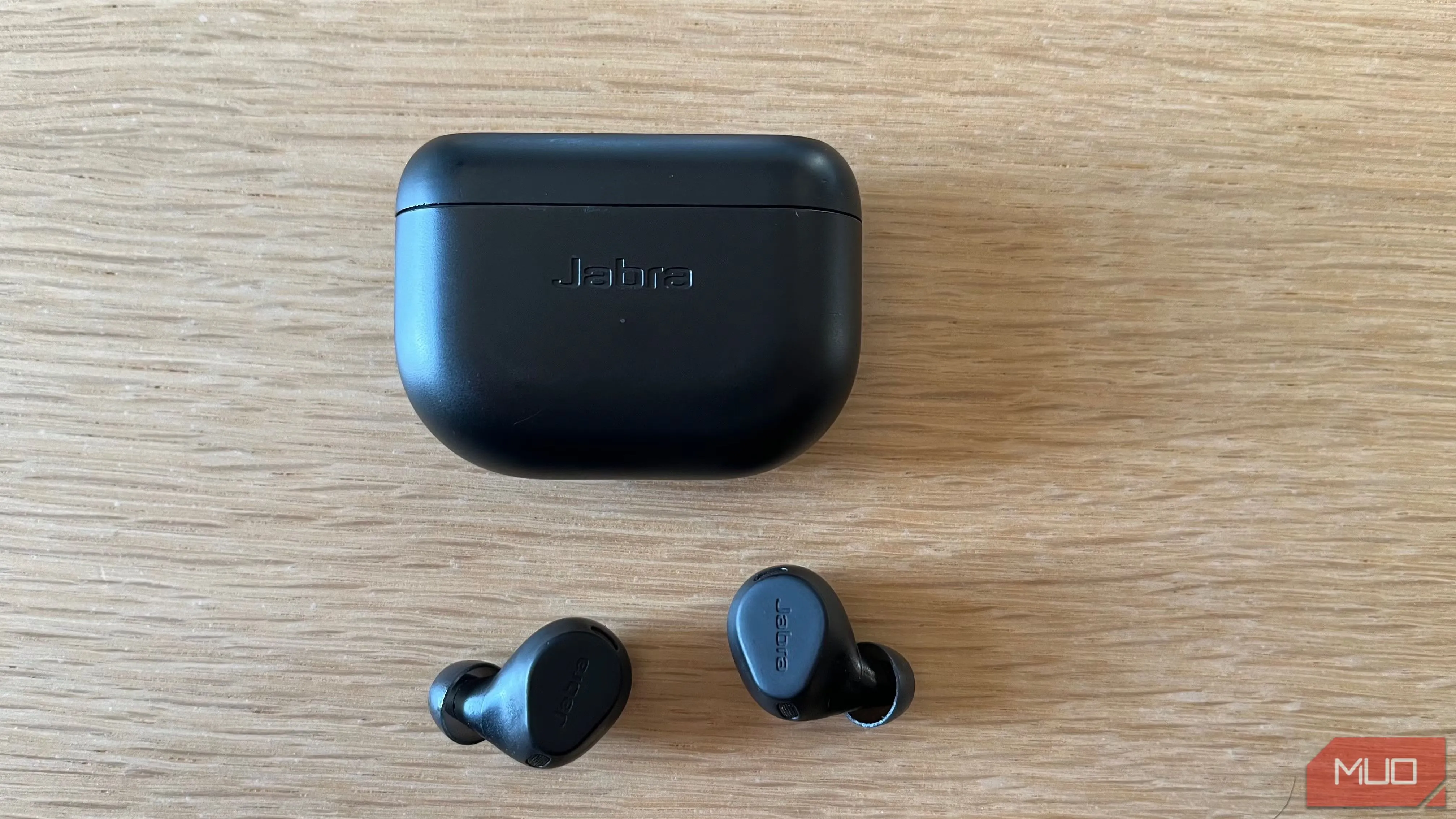 Tai nghe không dây chống ồn Jabra Elite 8 Active đặt trên bàn gỗ