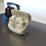 Tai nghe không dây Xiaomi Buds 5 Pro Wi-Fi trưng bày tại MWC 2025 với công nghệ âm thanh chất lượng cao.