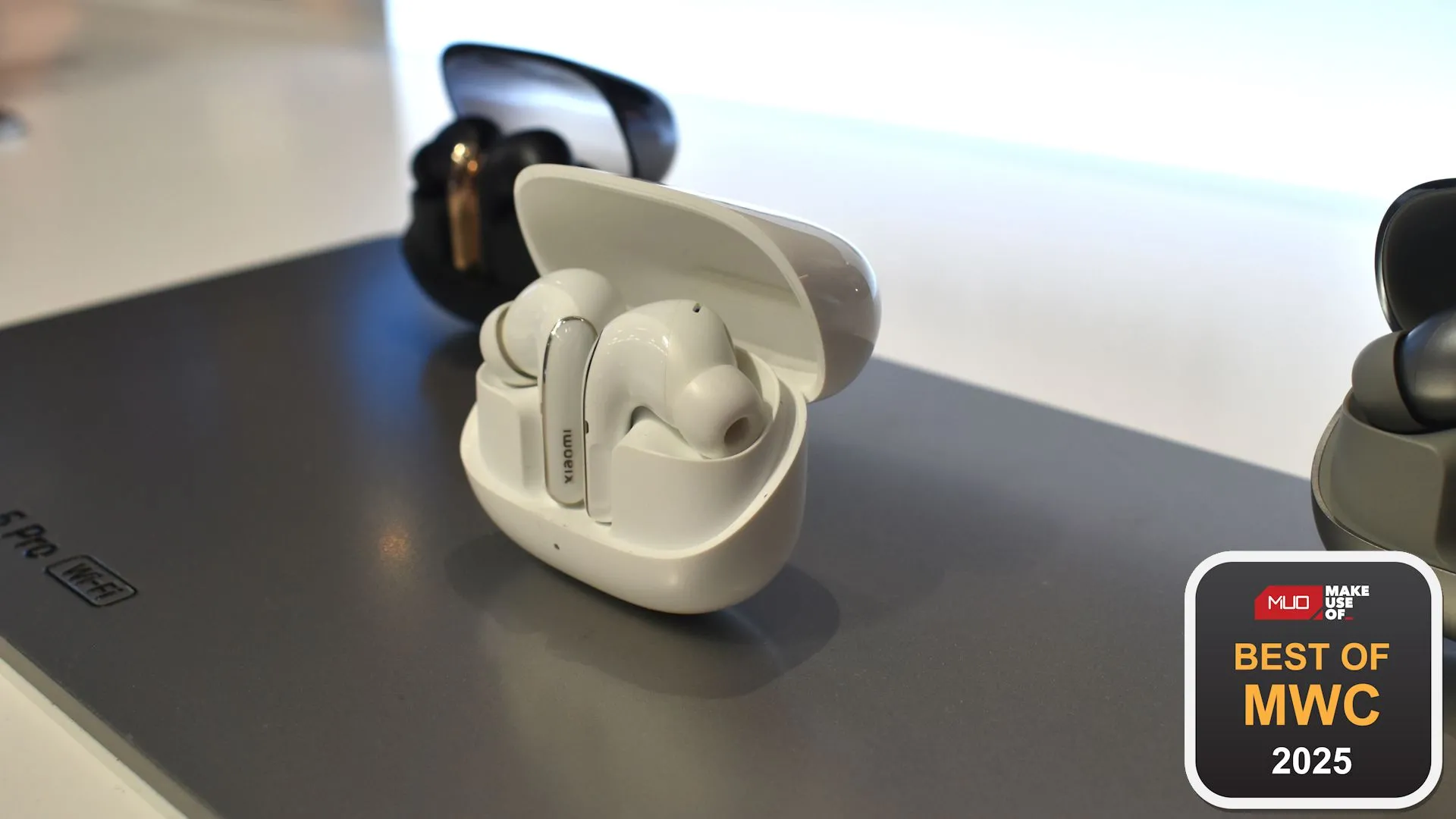 Tai nghe không dây Xiaomi Buds 5 Pro Wi-Fi trưng bày tại MWC 2025 với công nghệ âm thanh chất lượng cao.