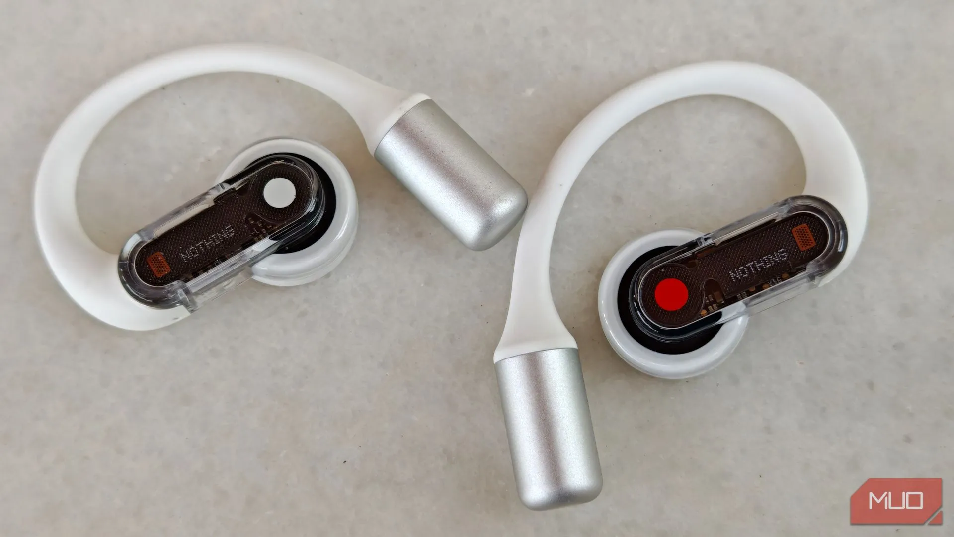 tai nghe Nothing Ear (open) bên trái và bên phải nhìn từ trên xuống trong hộp sạc